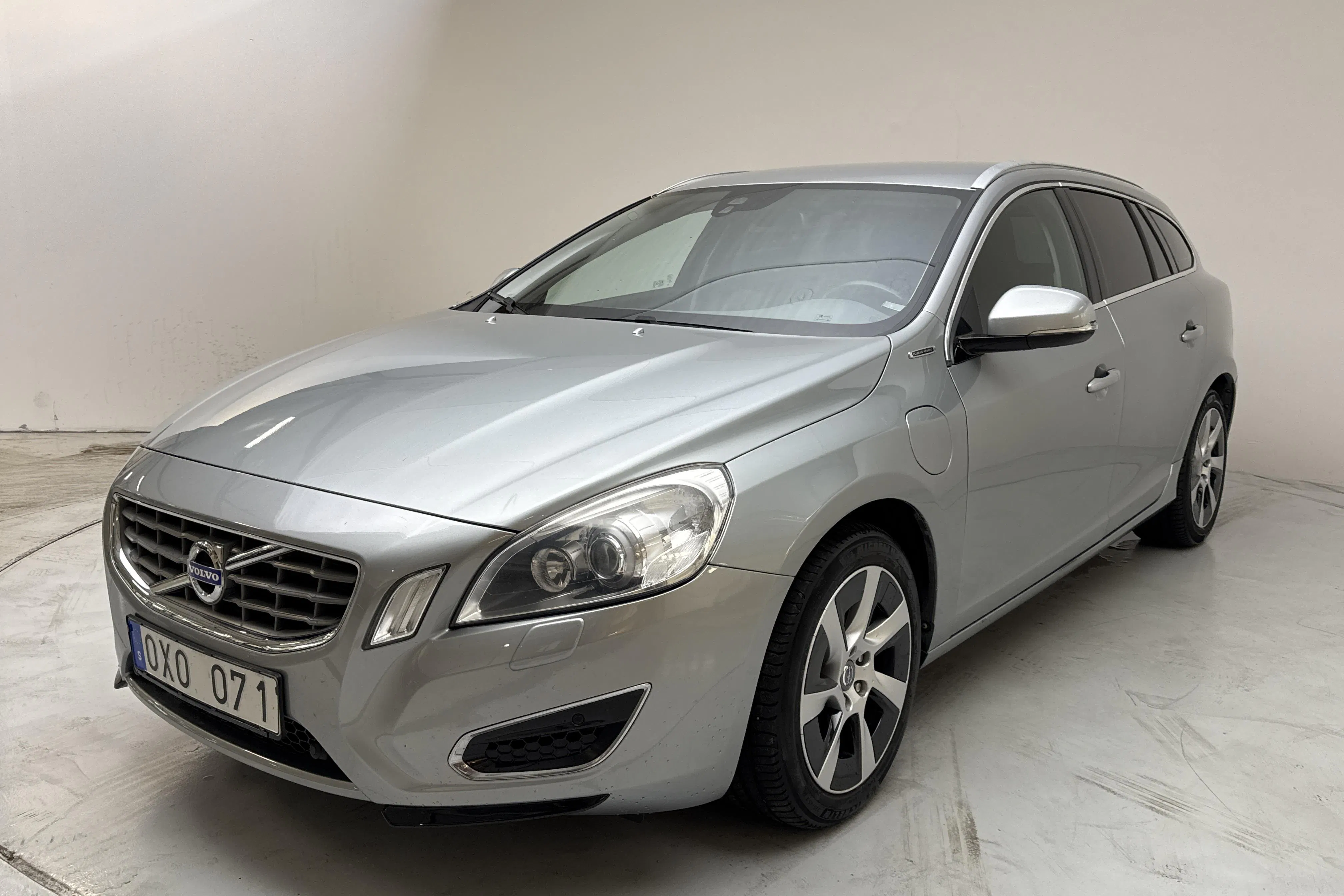 Presentationsfoto 1 av 17: Volvo V60 D6 AWD Plug-in Hybrid (215hk) - 18 027 mil - Automat - silver - 2013