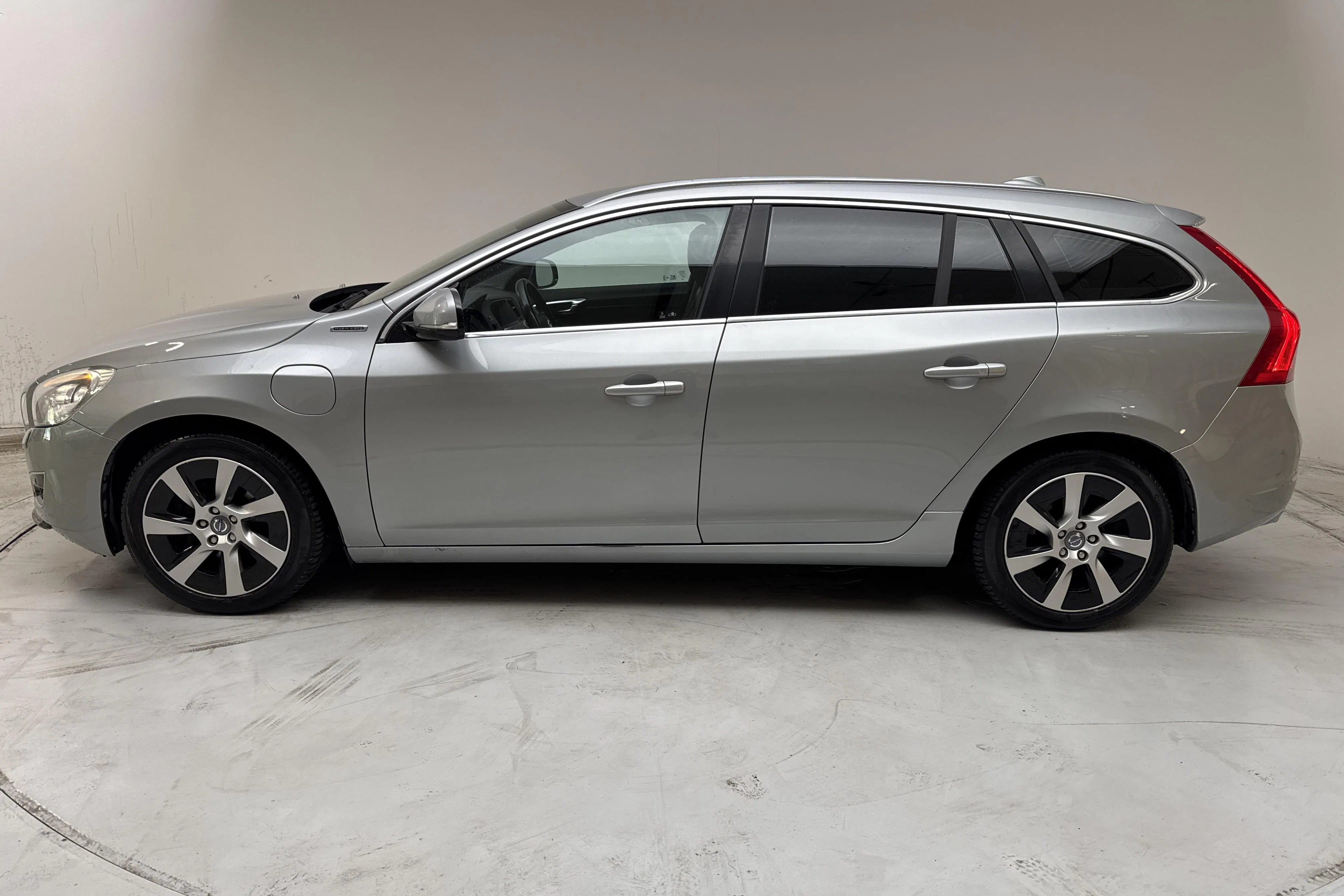 Presentationsfoto 2 av 17: Volvo V60 D6 AWD Plug-in Hybrid (215hk) - 18 027 mil - Automat - silver - 2013