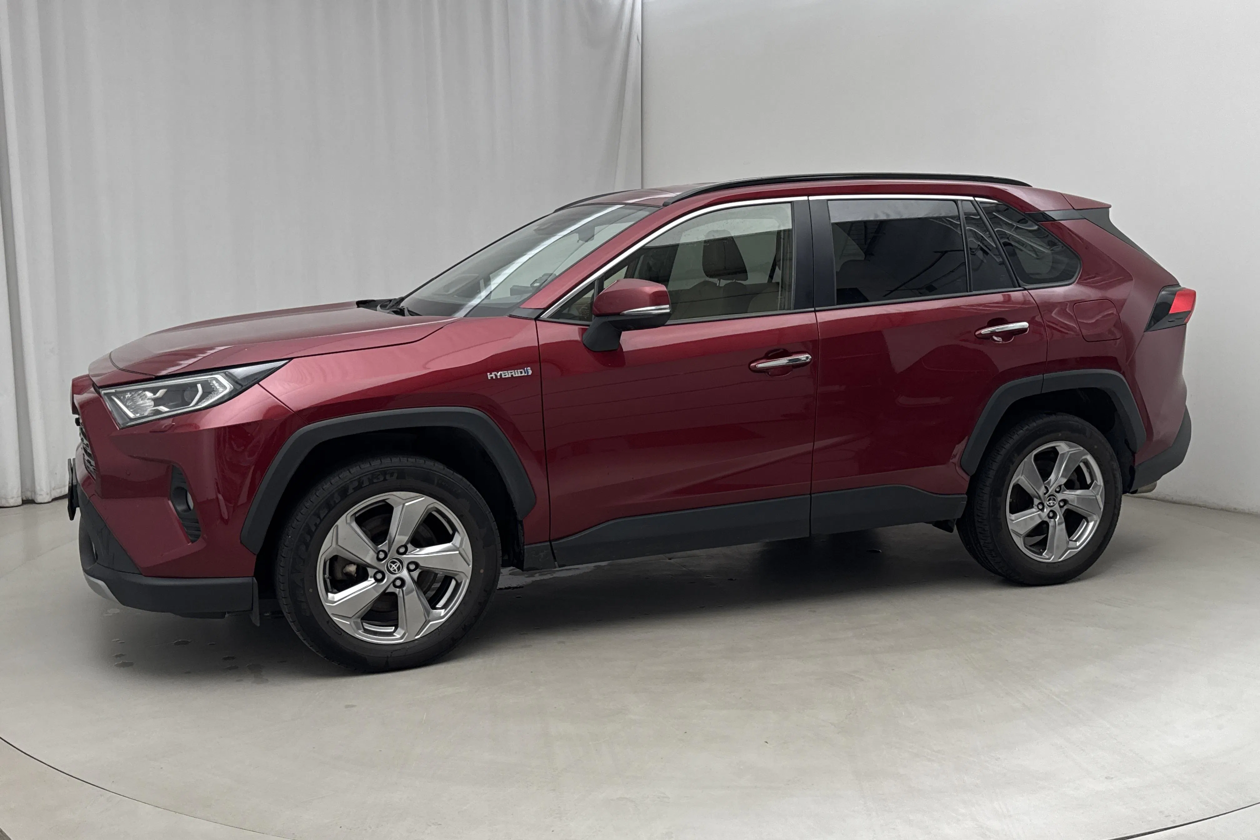 Presentationsfoto 2 av 17: Toyota RAV4 2.5 HSD AWD (222hk) - 18 224 mil - Automat - röd - 2022