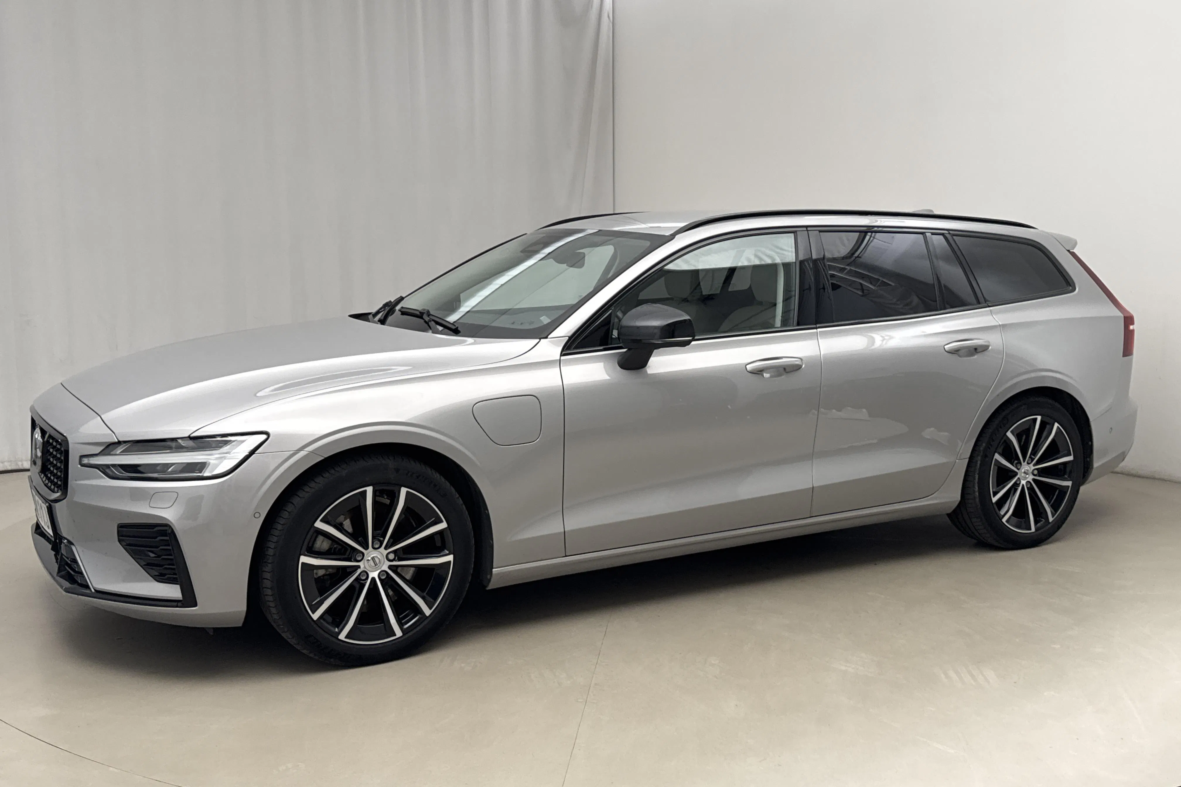 Presentation photo 2 of 21: Volvo V60 T6 AWD Recharge (350hk) - 70 860 km - Automatic - silver - 2024