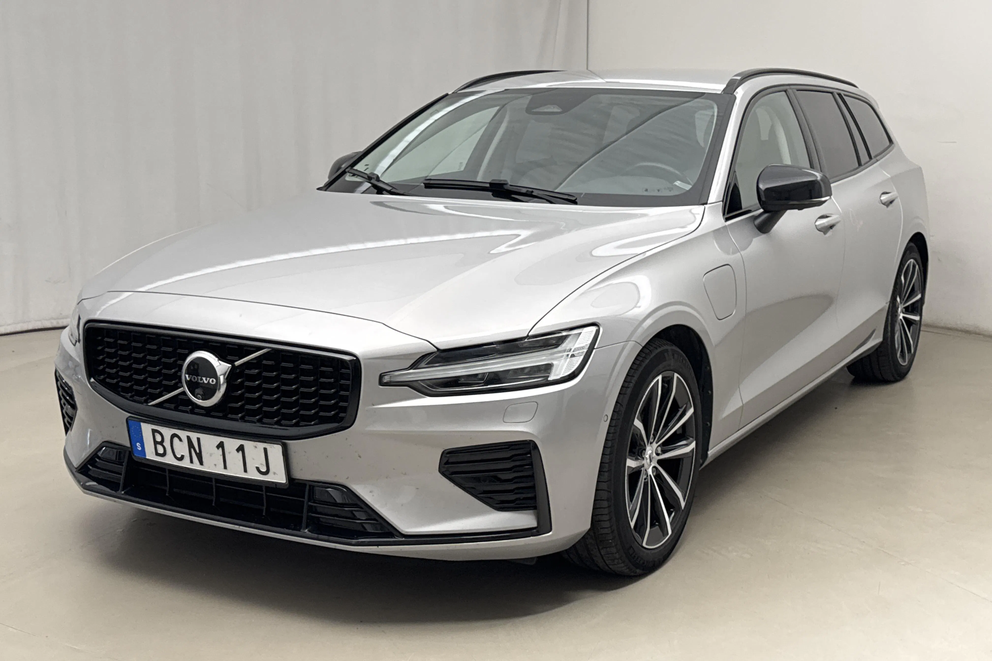 Presentation photo 1 of 21: Volvo V60 T6 AWD Recharge (350hk) - 70 860 km - Automatic - silver - 2024