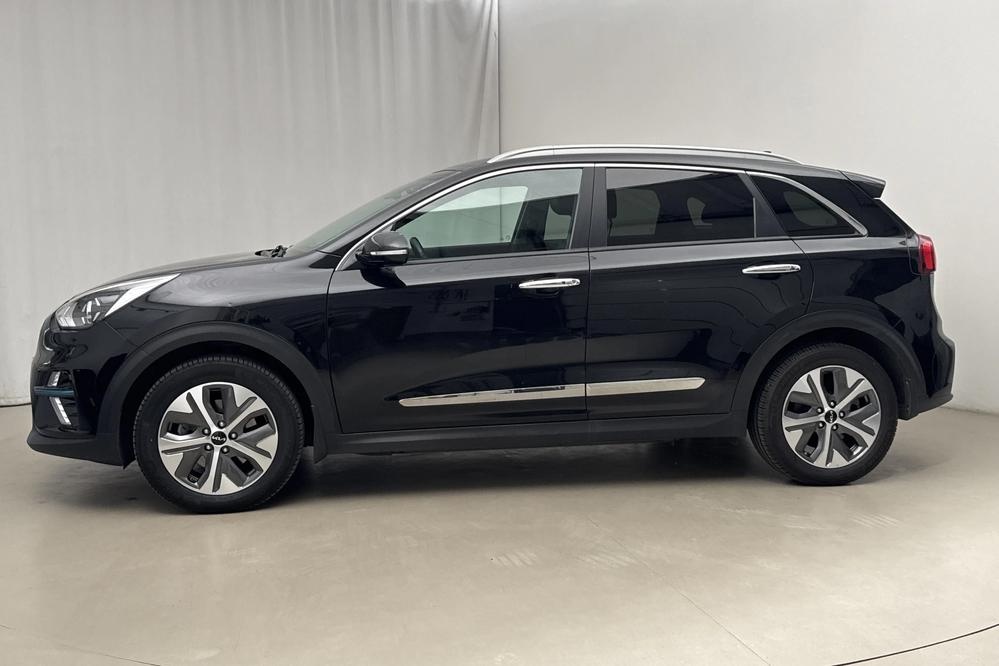 Presentationsfoto 2 av 20: KIA e-Niro 64kWh (204hk) - 9 678 mil - Automat - svart - 2022