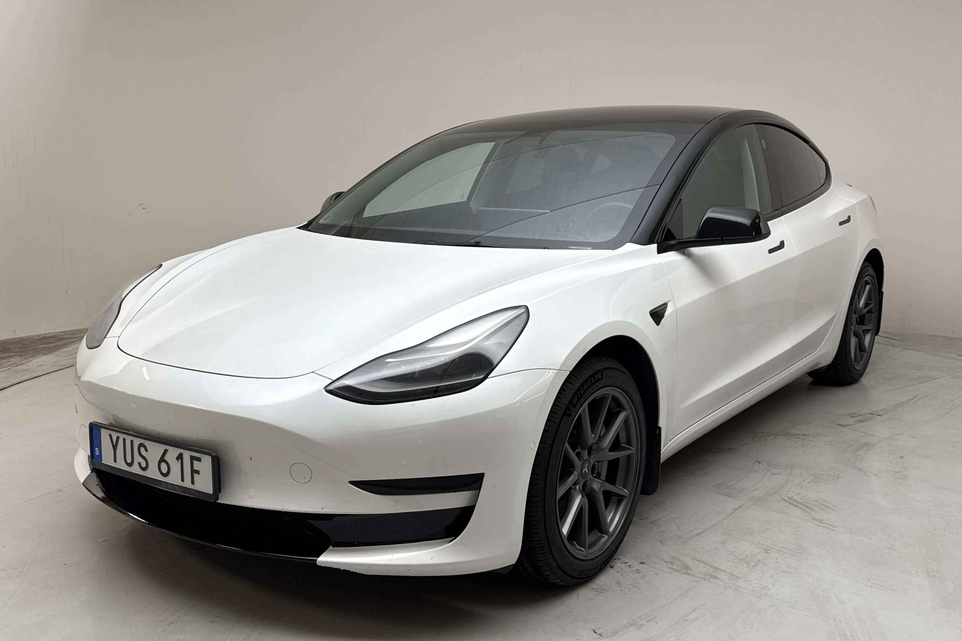 Zdjęcie prezentacyjne 1 z 19: Tesla Model 3 Standard Range RWD - 141 750 km - Automatyczna - biały - 2021
