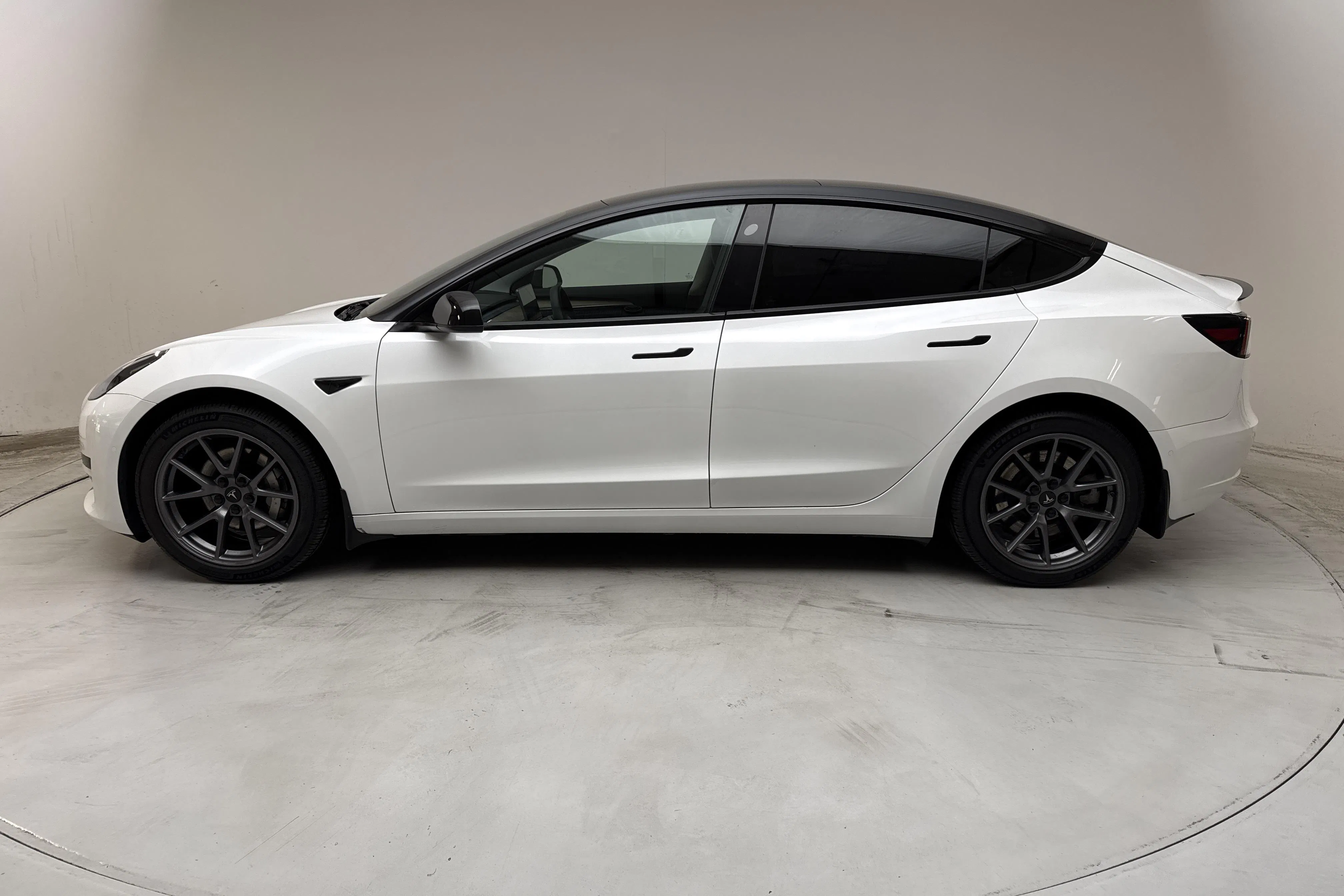 Zdjęcie prezentacyjne 2 z 19: Tesla Model 3 Standard Range RWD - 141 750 km - Automatyczna - biały - 2021
