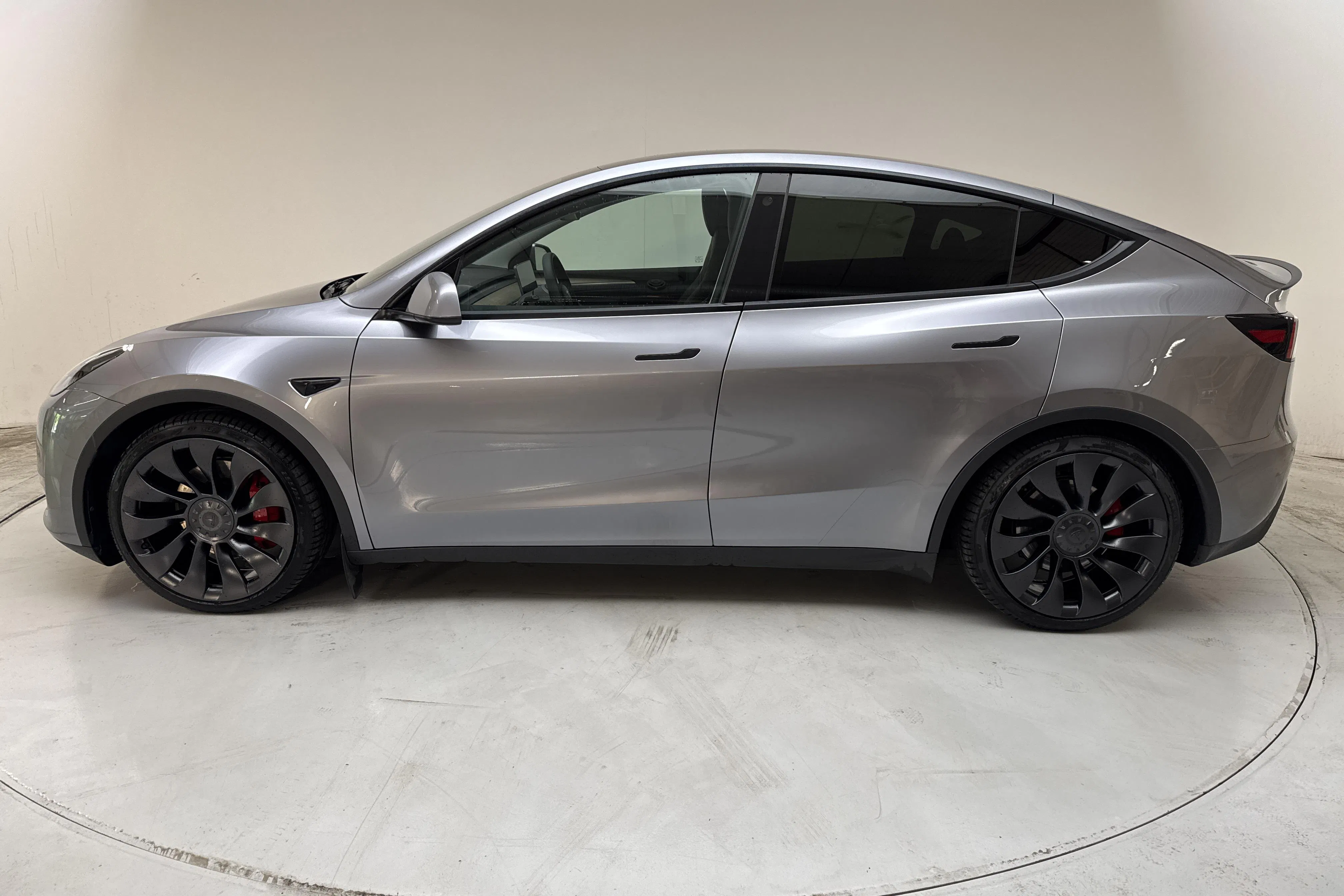 Presentation photo 2 of 19: Tesla Model Y Performance Dual Motor AWD - 55 290 km - Automatic - gray - 2024