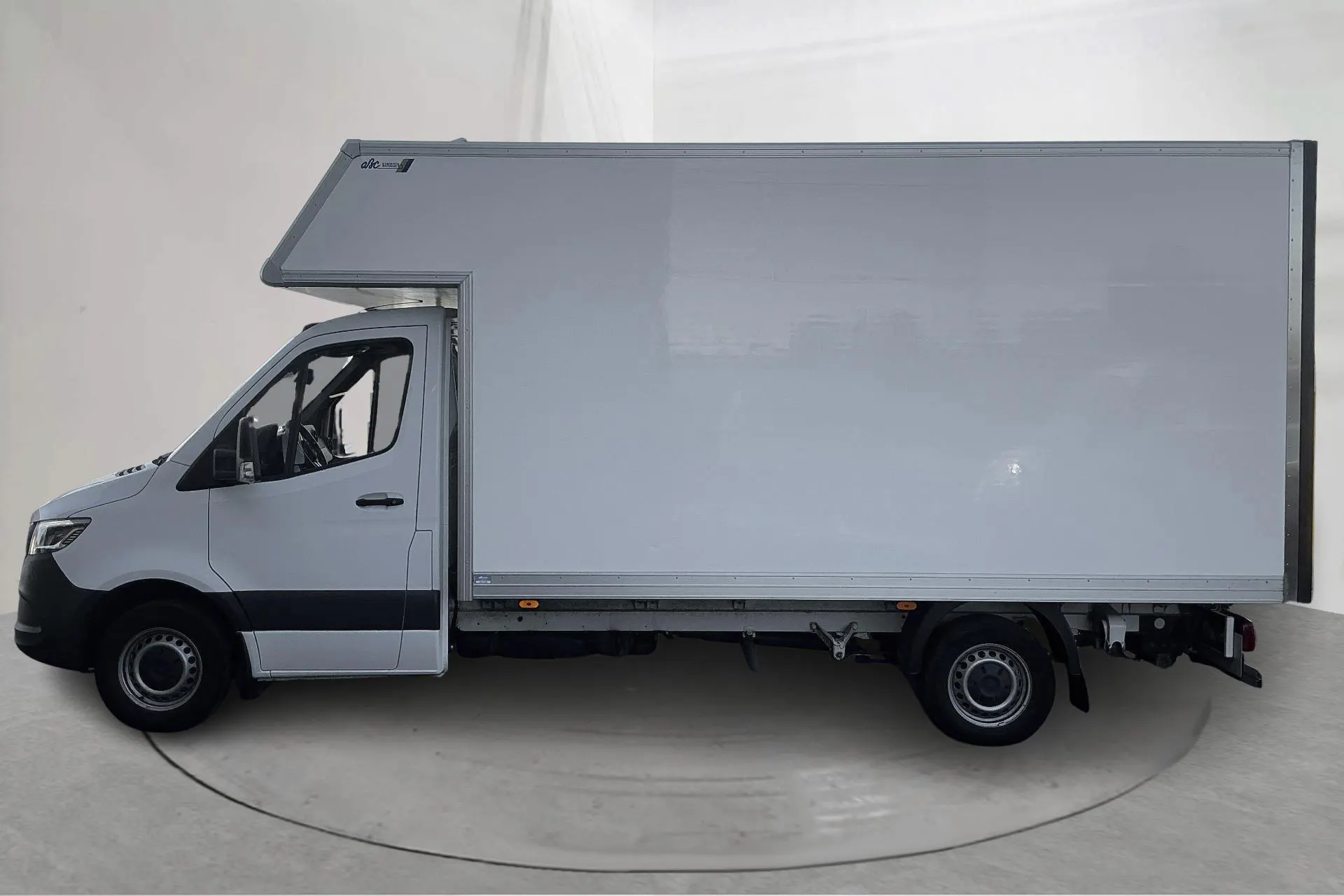 Presentationsfoto 2 av 17: Mercedes Sprinter 317 CDI Volymskåp RWD (170hk) - 16 502 mil - Automat - vit - 2023
