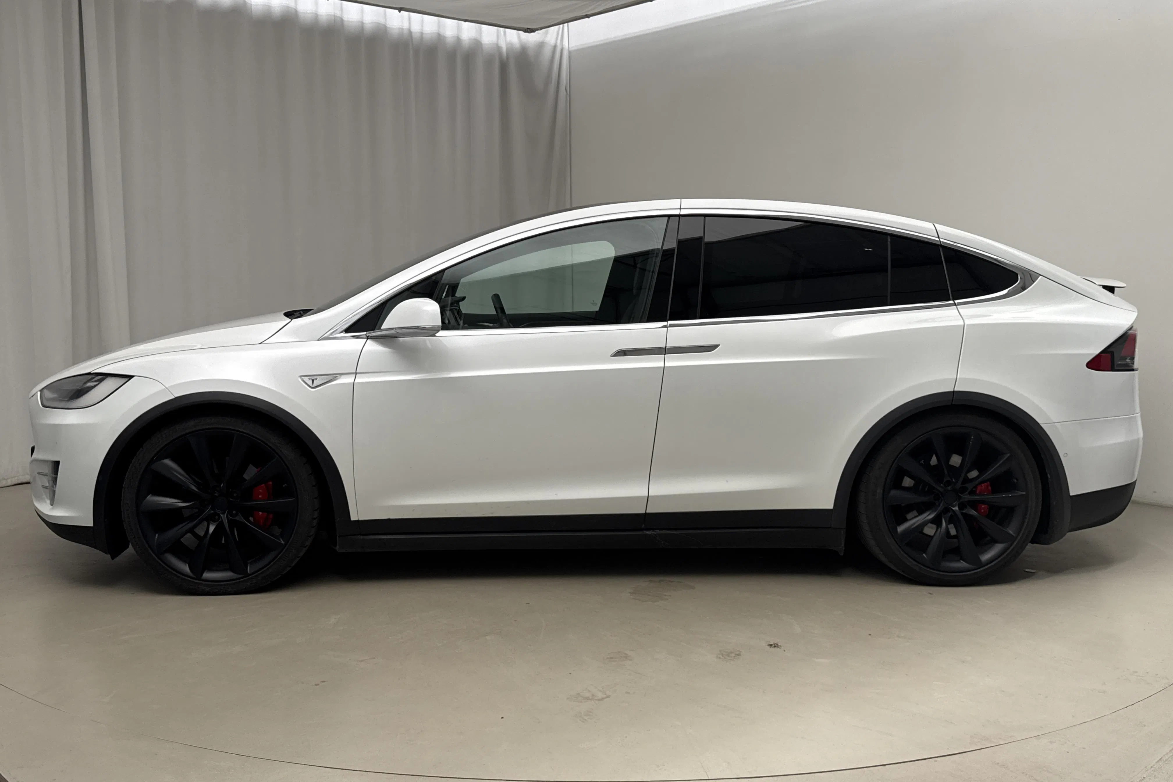Presentationsfoto 2 av 25: Tesla Model X P90D - 21 138 mil - Automat - vit - 2016
