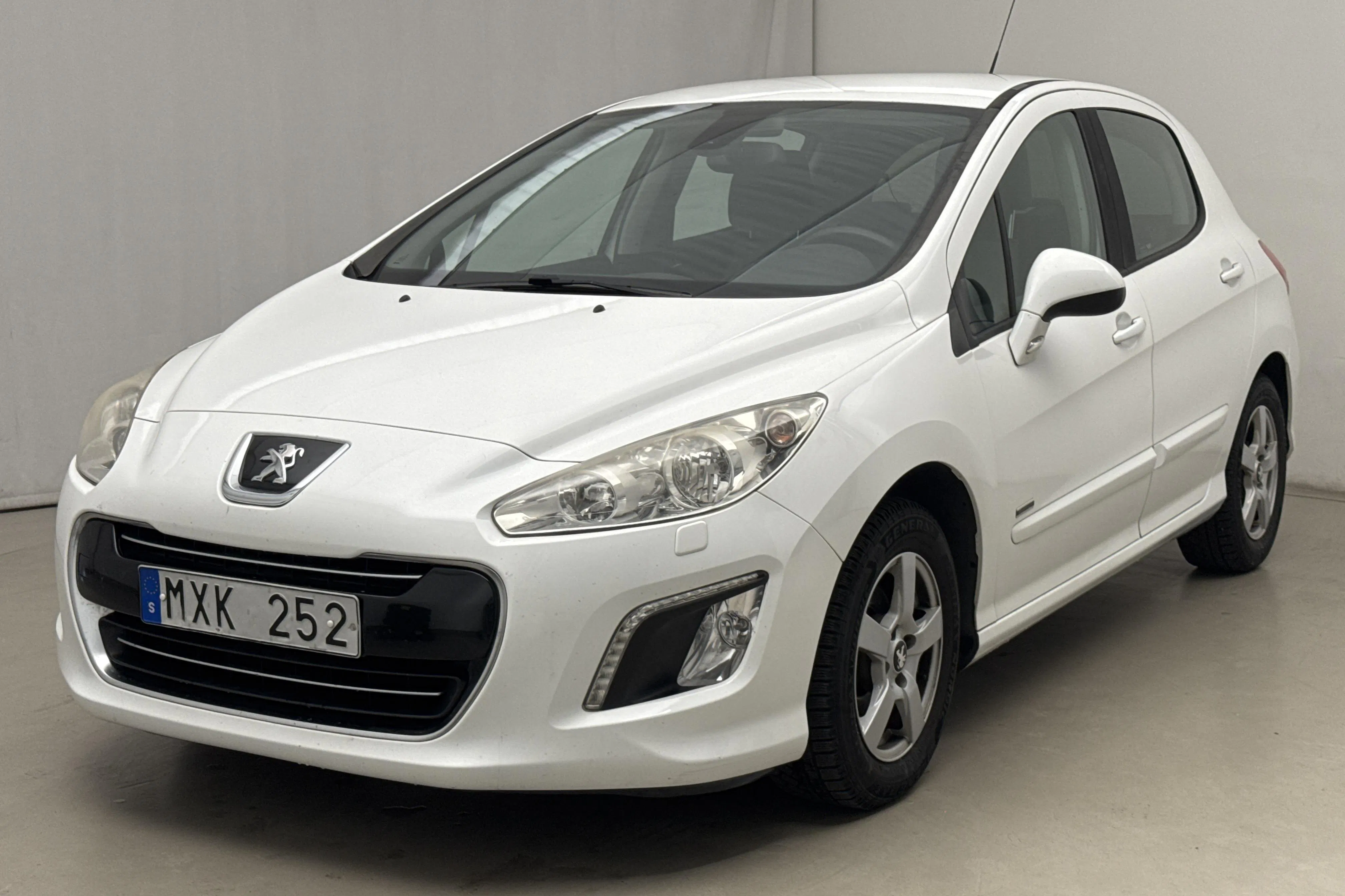 Presentation photo 1 of 15: Peugeot 308 1.6 e-HDi 5dr (112hk) - 95 910 km - Manual - white - 2012