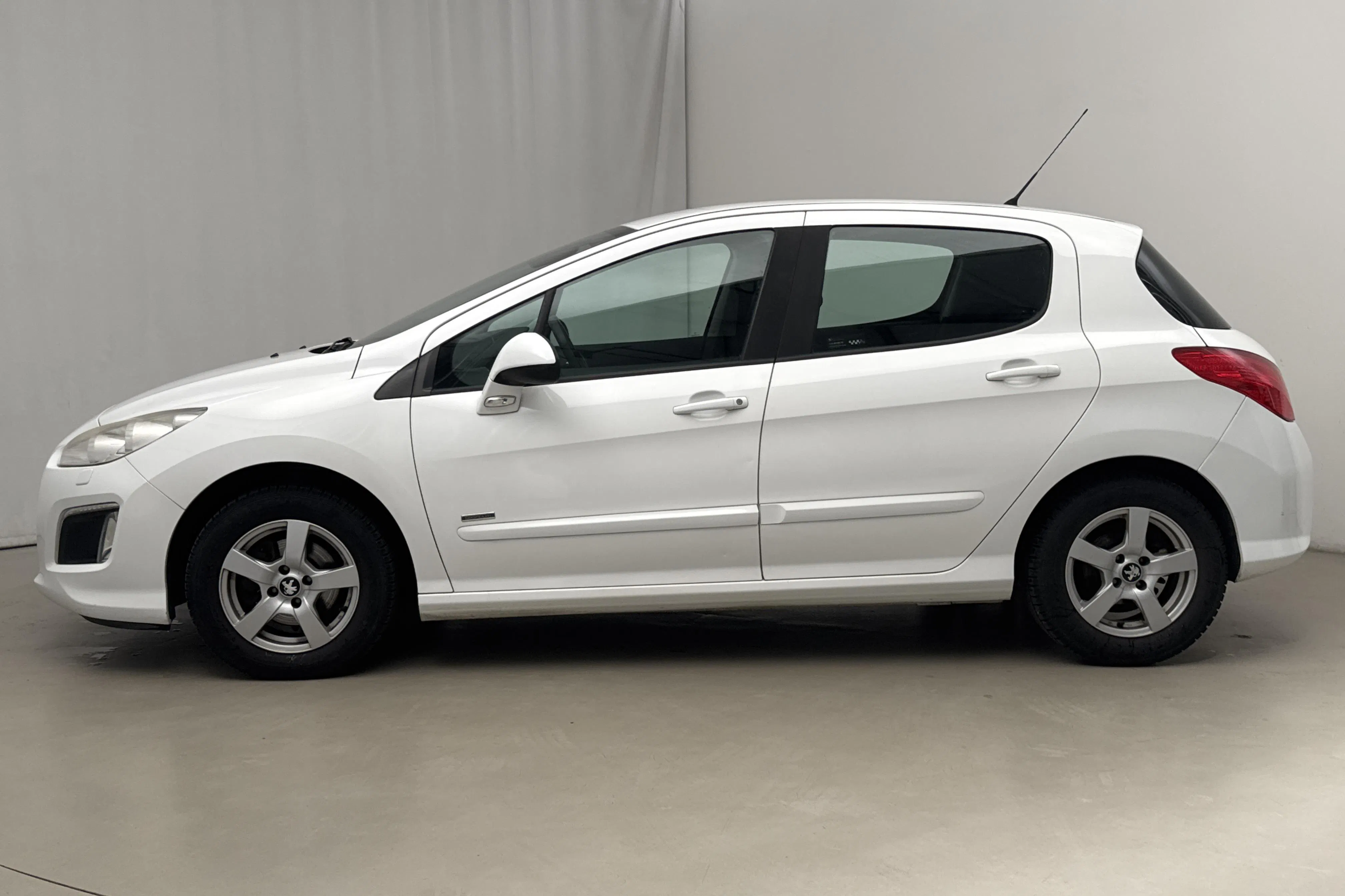 Presentation photo 2 of 15: Peugeot 308 1.6 e-HDi 5dr (112hk) - 95 910 km - Manual - white - 2012