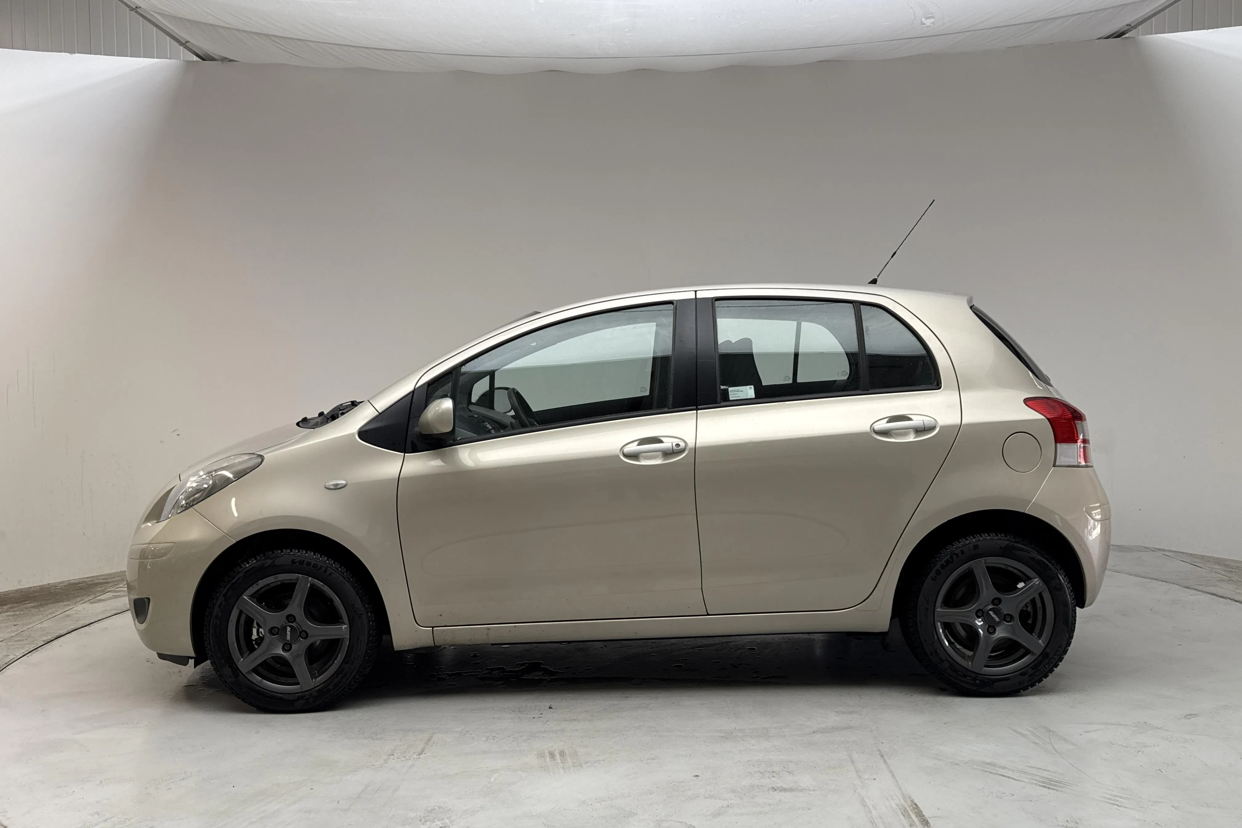Presentation photo 2 of 12: Toyota Yaris 1.33 5dr (100hk) - 113 790 km - Automatic - light brown - 2010
