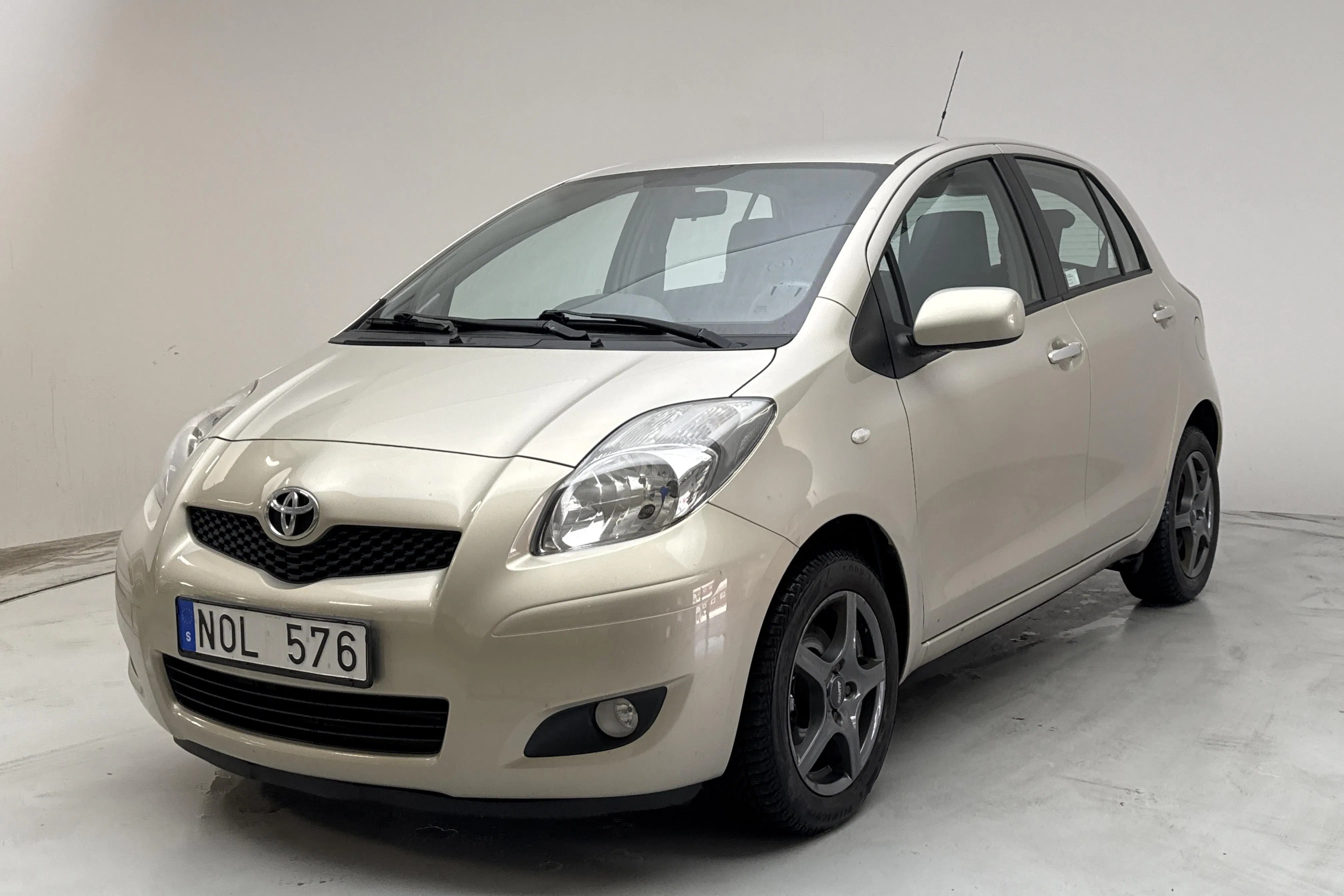 Presentation photo 1 of 12: Toyota Yaris 1.33 5dr (100hk) - 113 790 km - Automatic - light brown - 2010