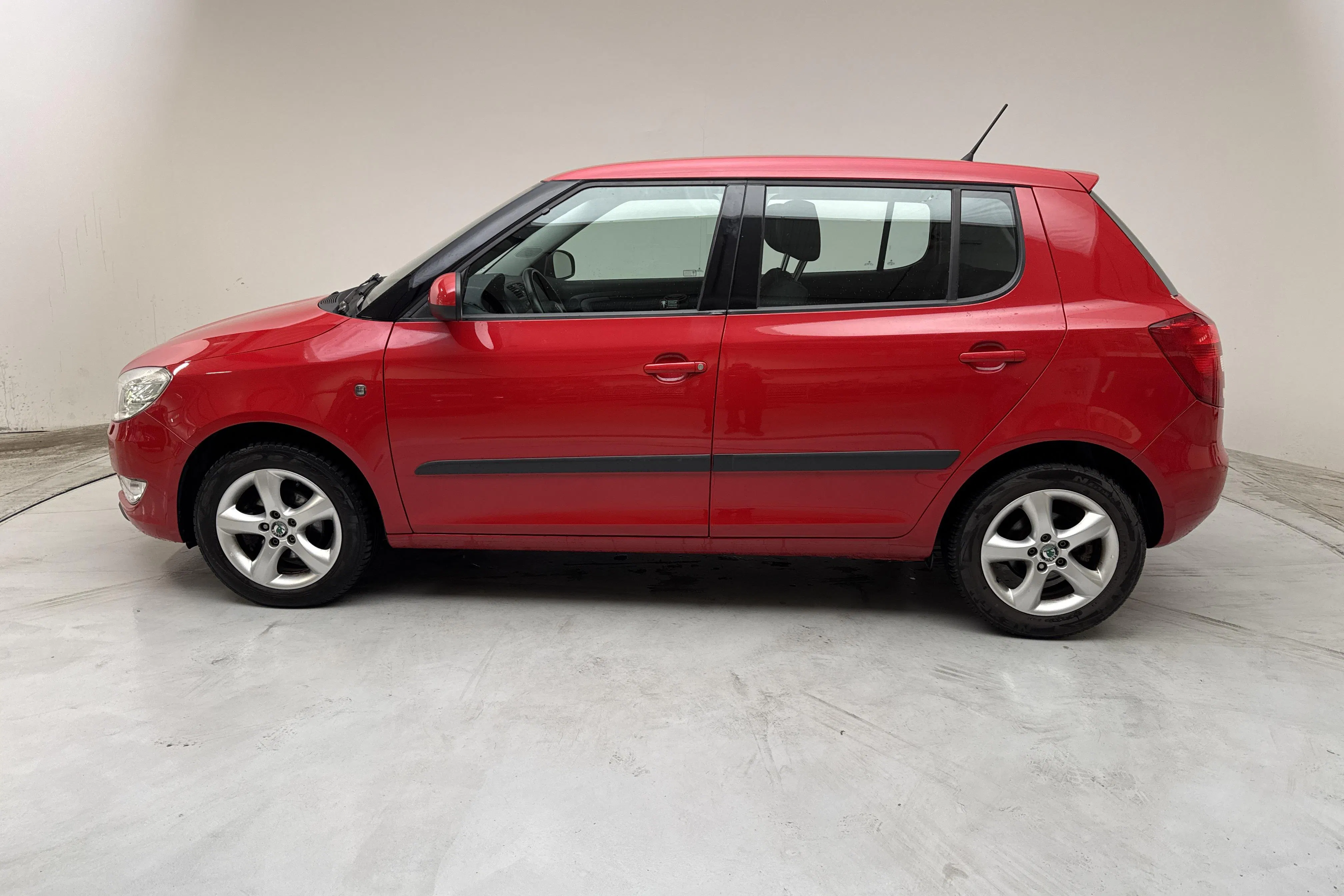 Presentation photo 2 of 12: Skoda Fabia 1.2 TSI (86hk) - 105 840 km - Manual - red - 2013