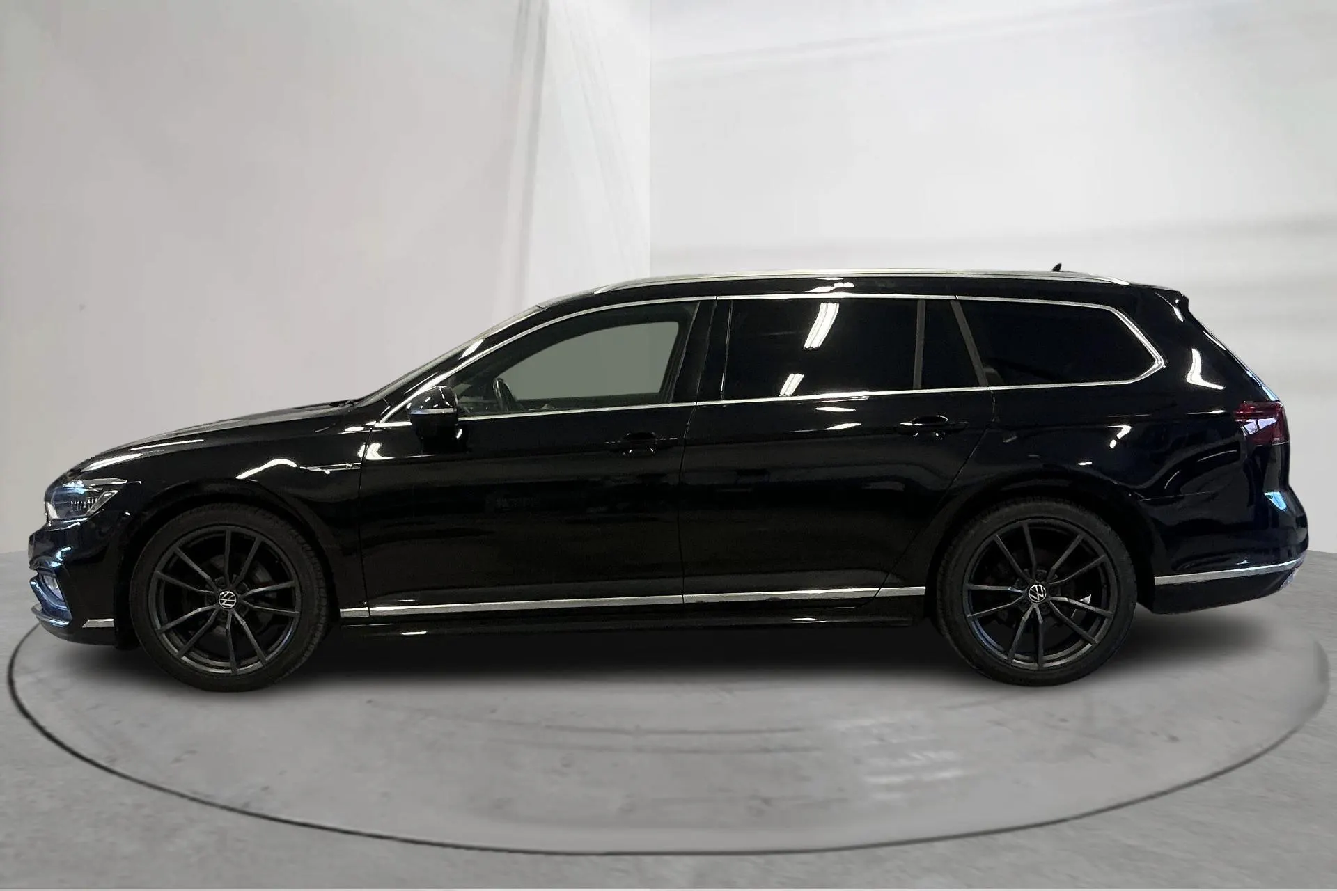 Presentationsfoto 2 av 19: VW Passat 2.0 TDI Sportscombi 4Motion (200hk) - 9 825 mil - Automat - svart - 2022