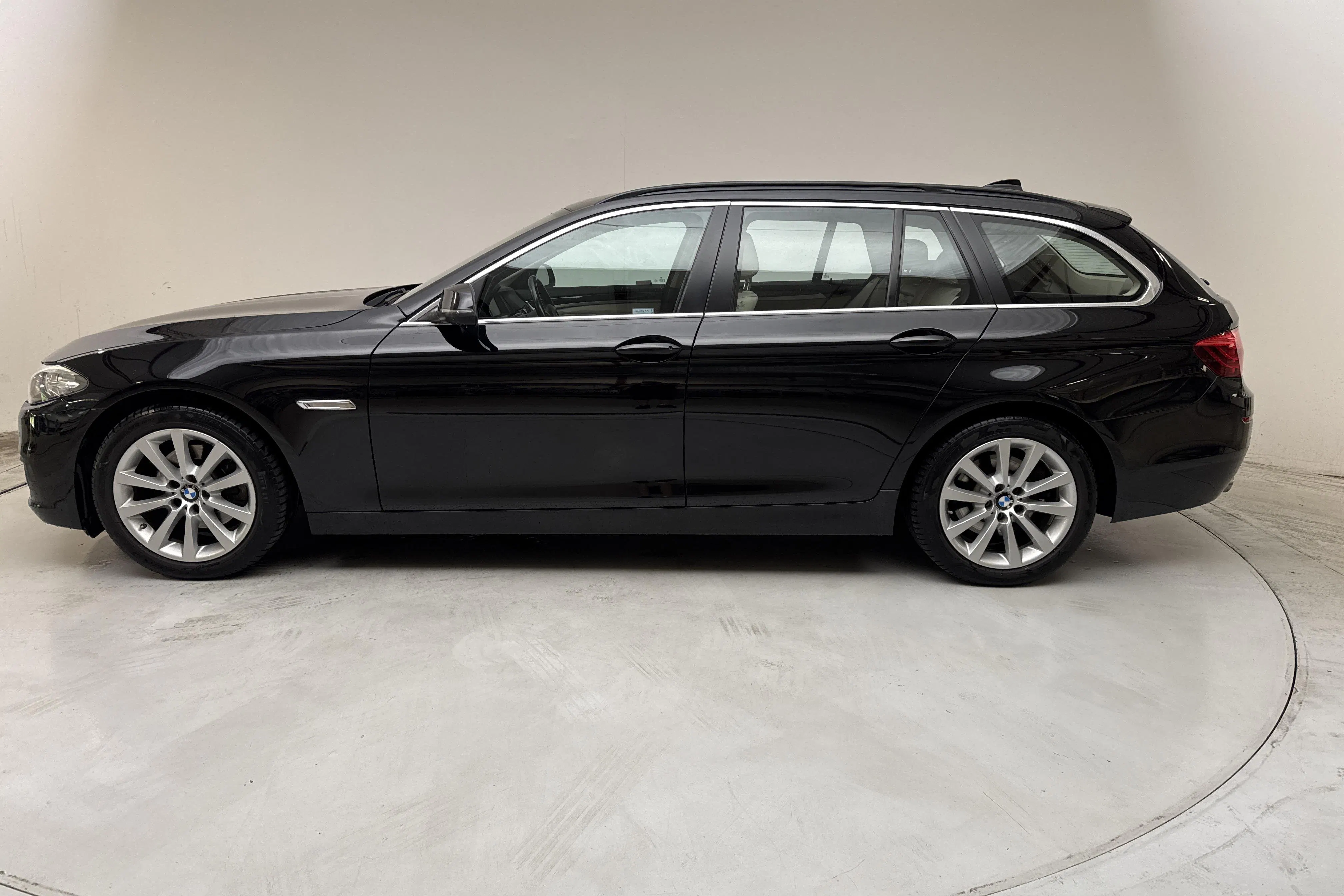Presentation photo 2 of 13: BMW 520d xDrive Touring, F11 (190hk) - 171 970 km - Automatic - black - 2017