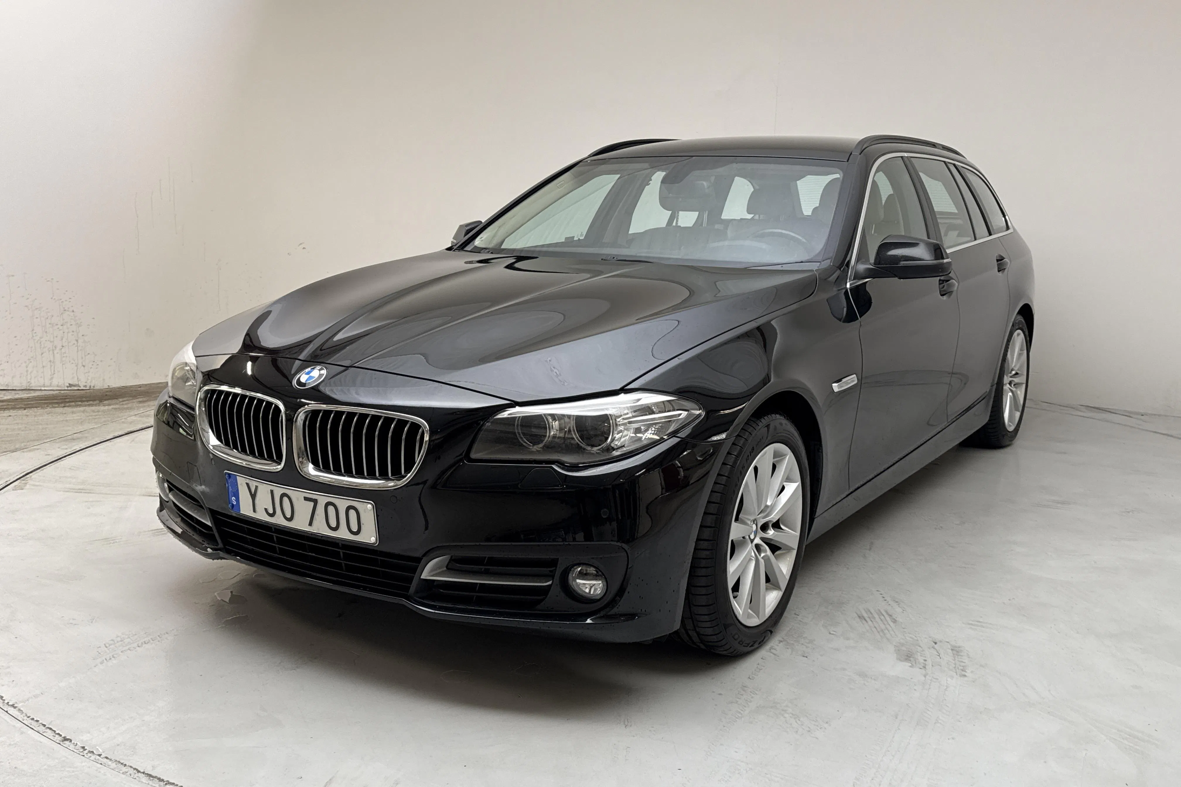 Presentation photo 1 of 13: BMW 520d xDrive Touring, F11 (190hk) - 171 970 km - Automatic - black - 2017