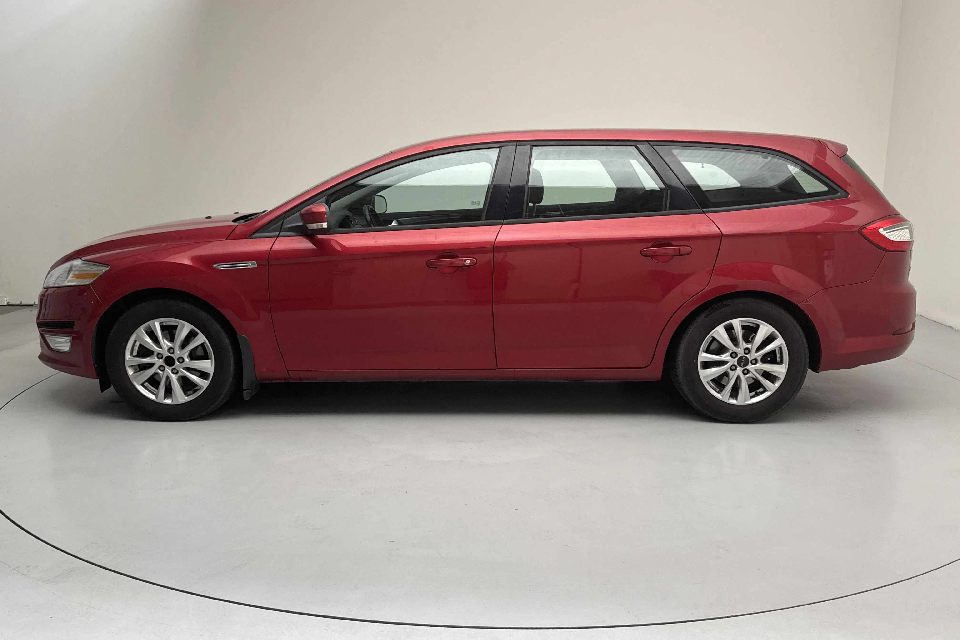Presentationsfoto 2 av 12: Ford Mondeo 1.6 Duratorq TDCi Kombi (116hk) - 27 327 mil - Manuell - röd - 2014