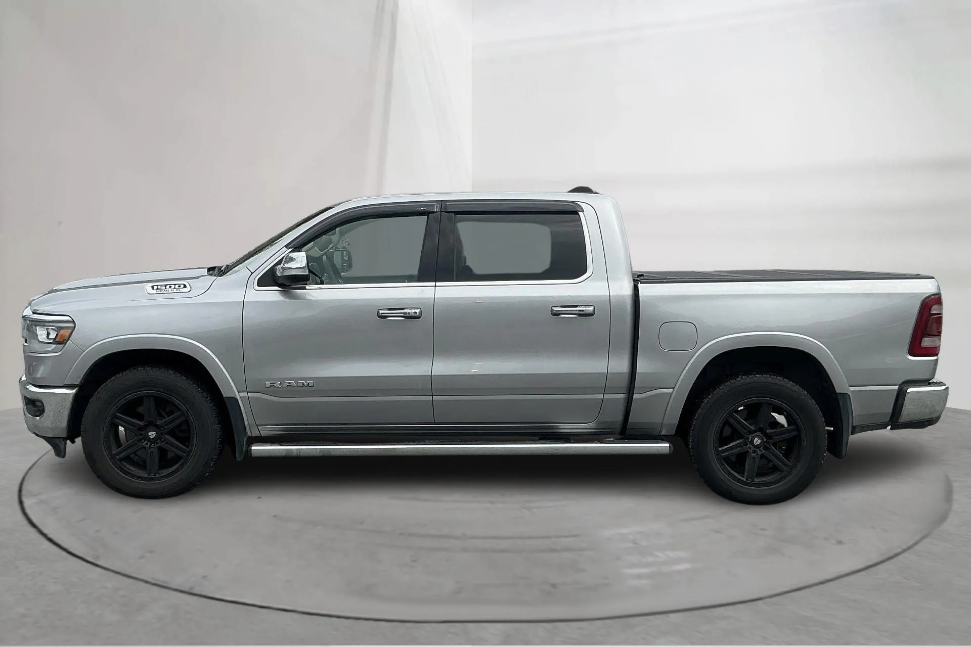 Presentation photo 2 of 20: Dodge RAM 1500 5.7 (395hk) - 169 250 km - Automatic - light grey - 2019