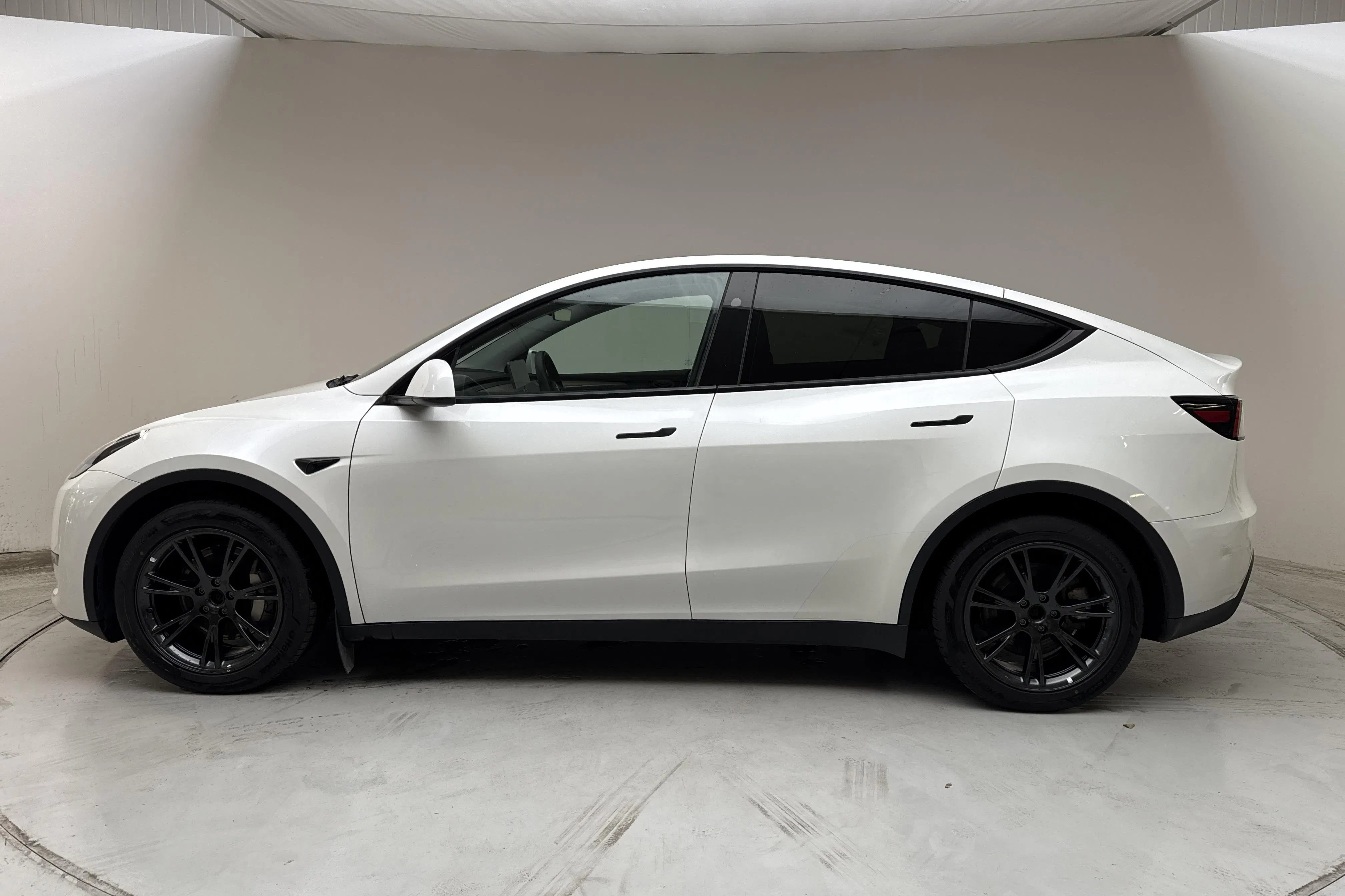 Presentationsfoto 2 av 22: Tesla Model Y Long Range Dual Motor AWD - 6 443 mil - Automat - vit - 2025