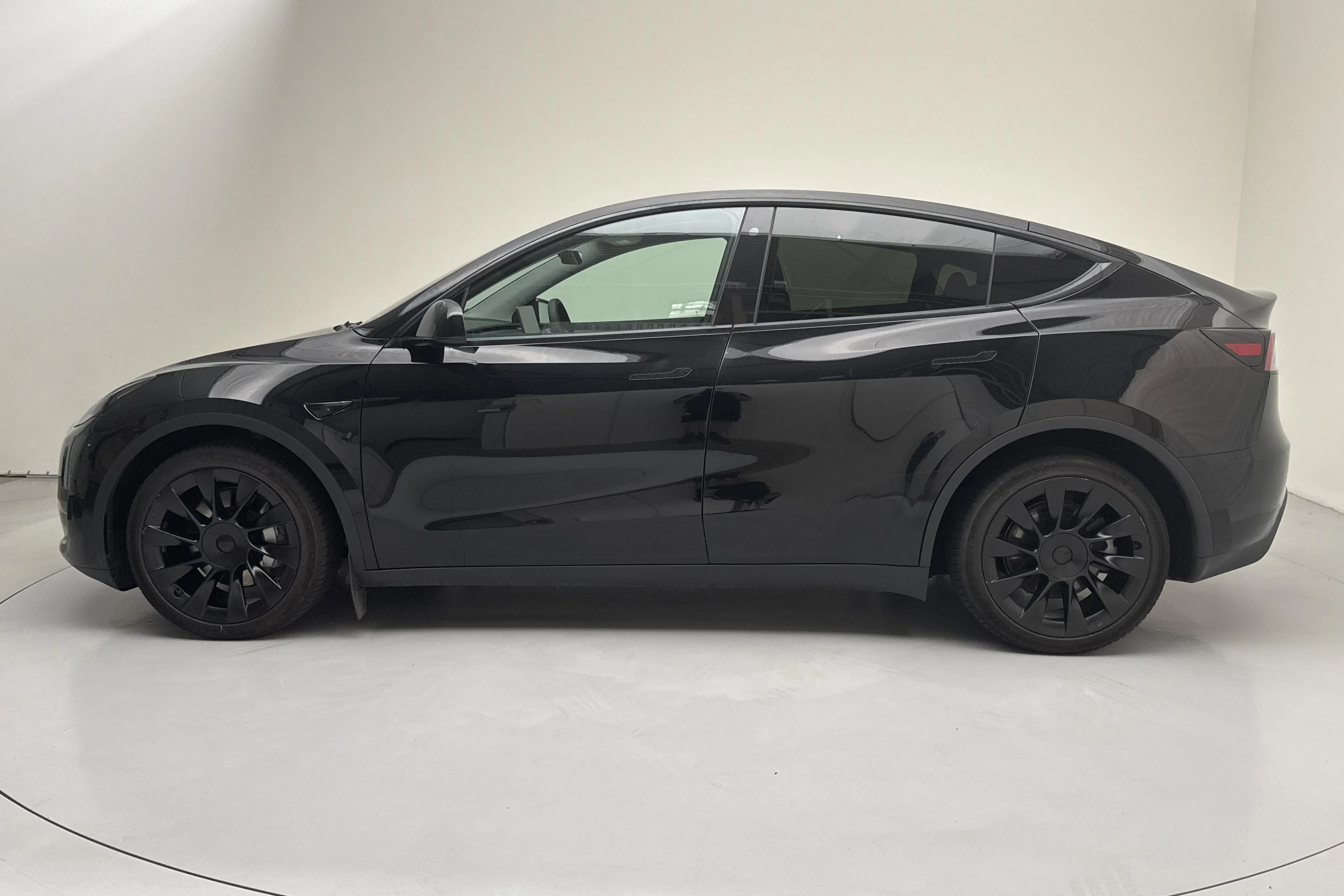 Presentationsfoto 2 av 18: Tesla Model Y Long Range Dual Motor AWD - 1 926 mil - Automat - svart - 2023