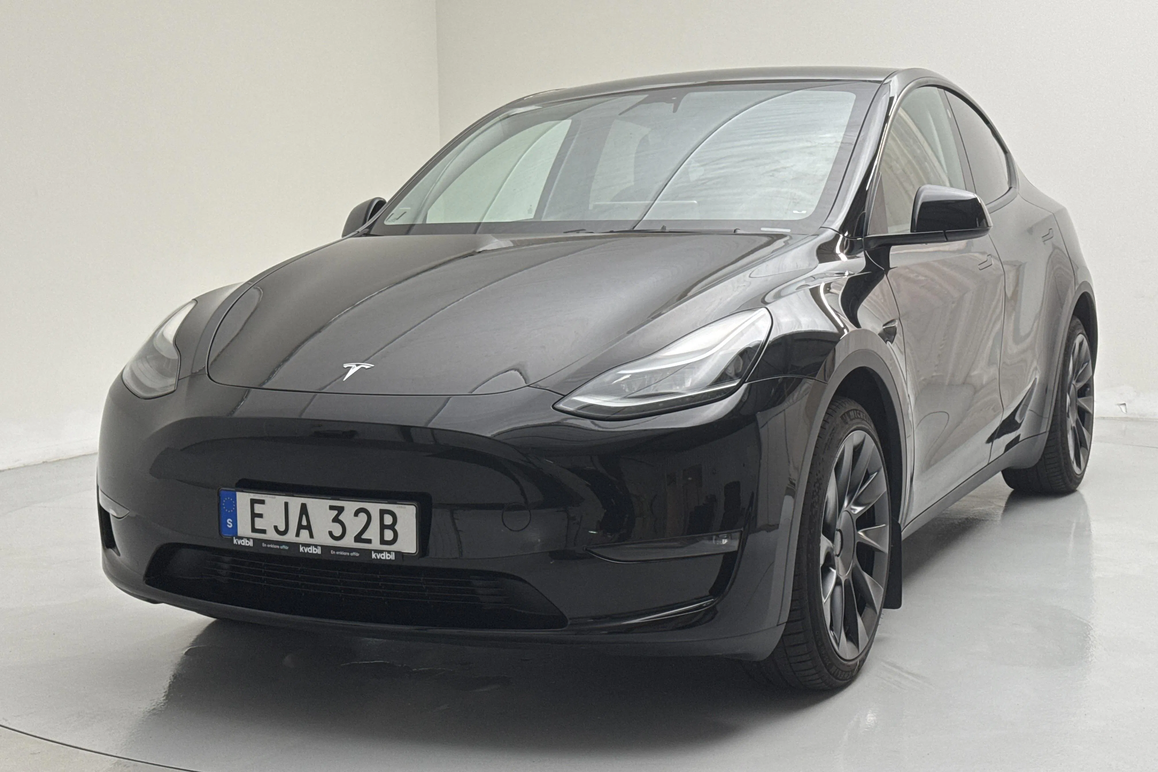 Presentationsfoto 1 av 18: Tesla Model Y Long Range Dual Motor AWD - 1 926 mil - Automat - svart - 2023