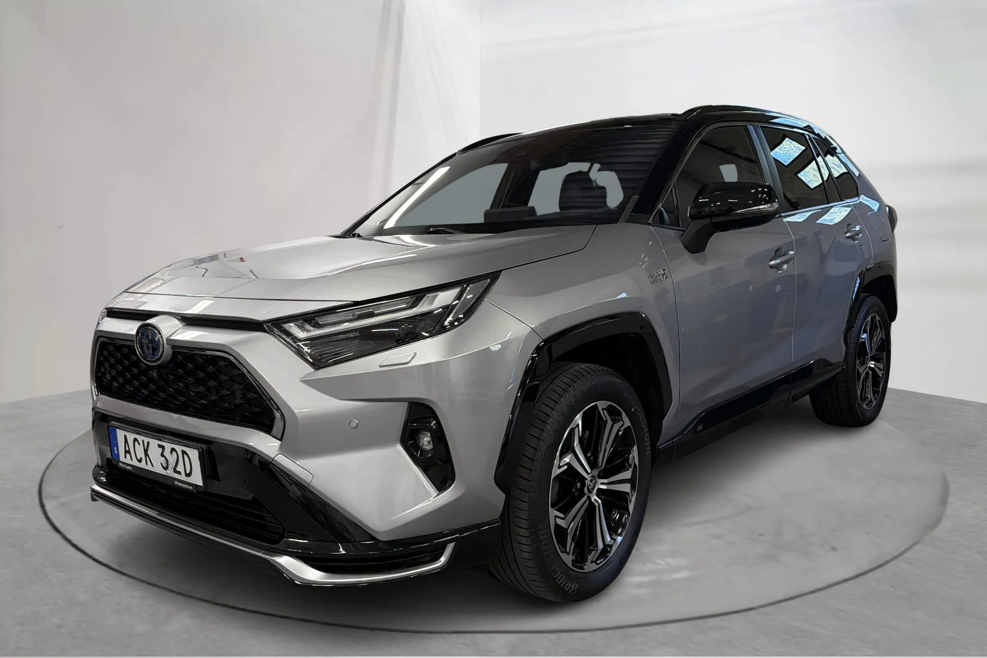 Presentationsfoto 1 av 16: Toyota RAV4 2.5 Plug-in Hybrid AWDi (306hk) - 7 098 mil - Automat - grå - 2022