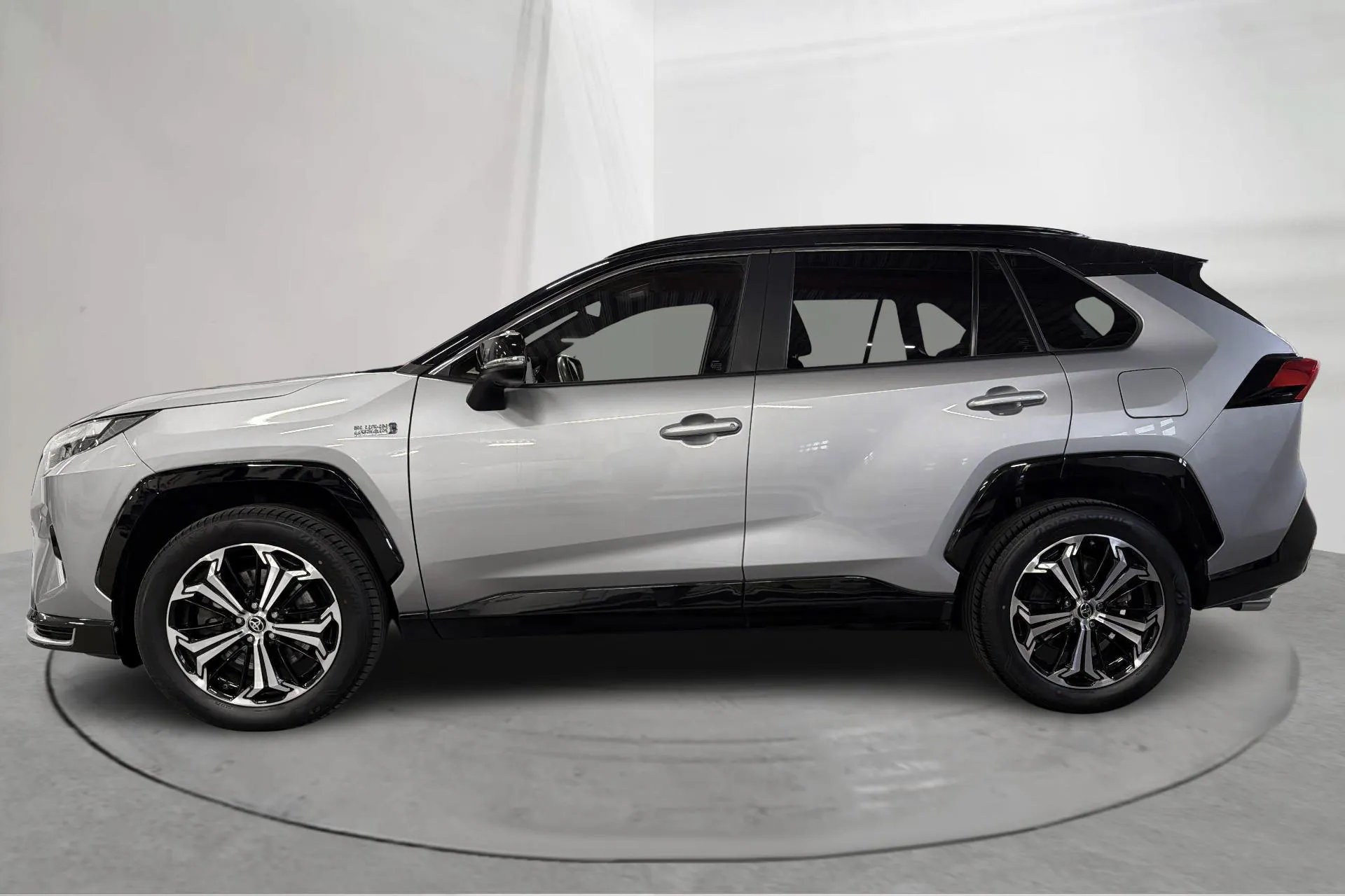 Presentationsfoto 2 av 16: Toyota RAV4 2.5 Plug-in Hybrid AWDi (306hk) - 7 098 mil - Automat - grå - 2022