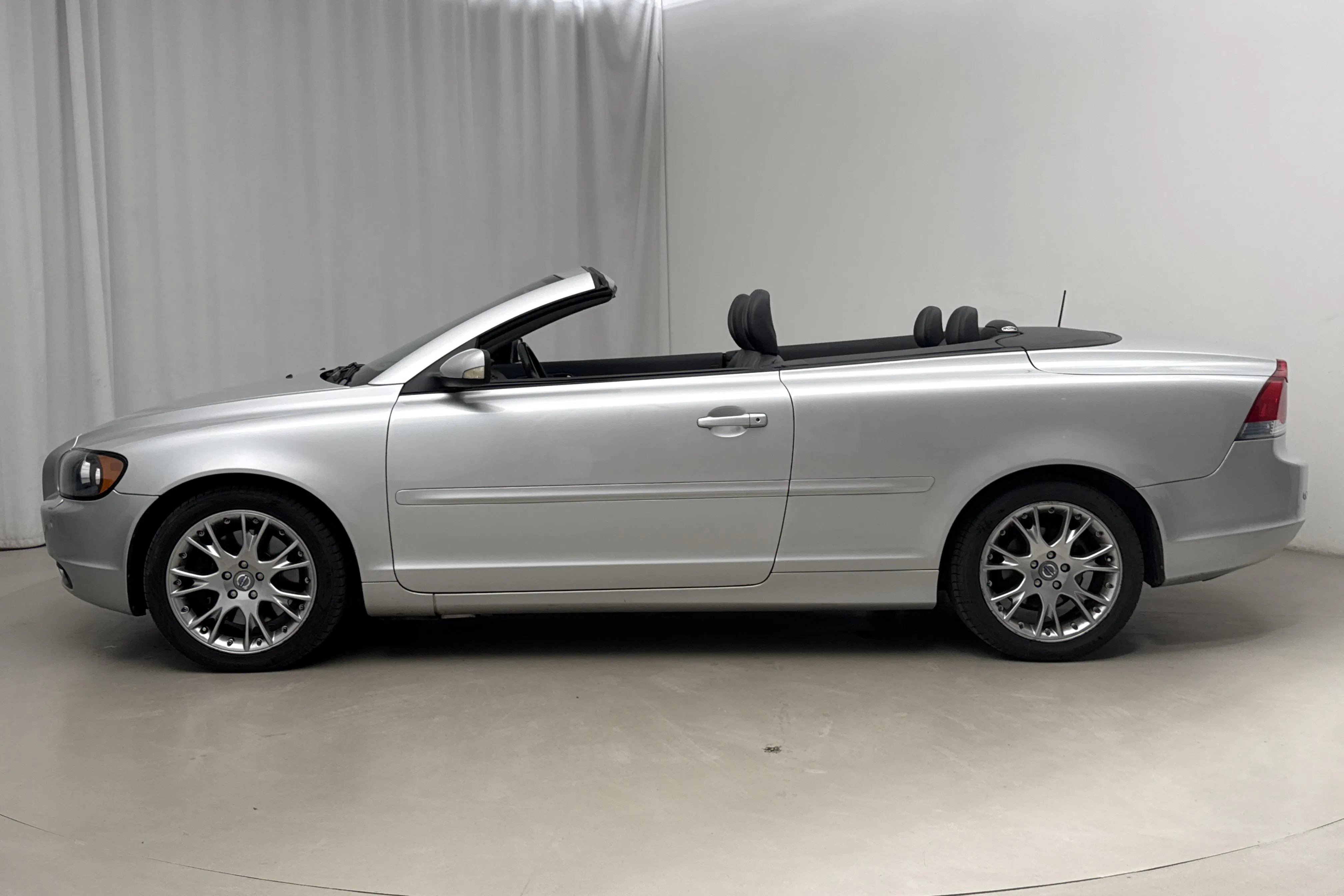 Presentation photo 2 of 18: Volvo C70 2.4 Cabriolet (140hk) - 189 110 km - Automatic - light grey - 2007