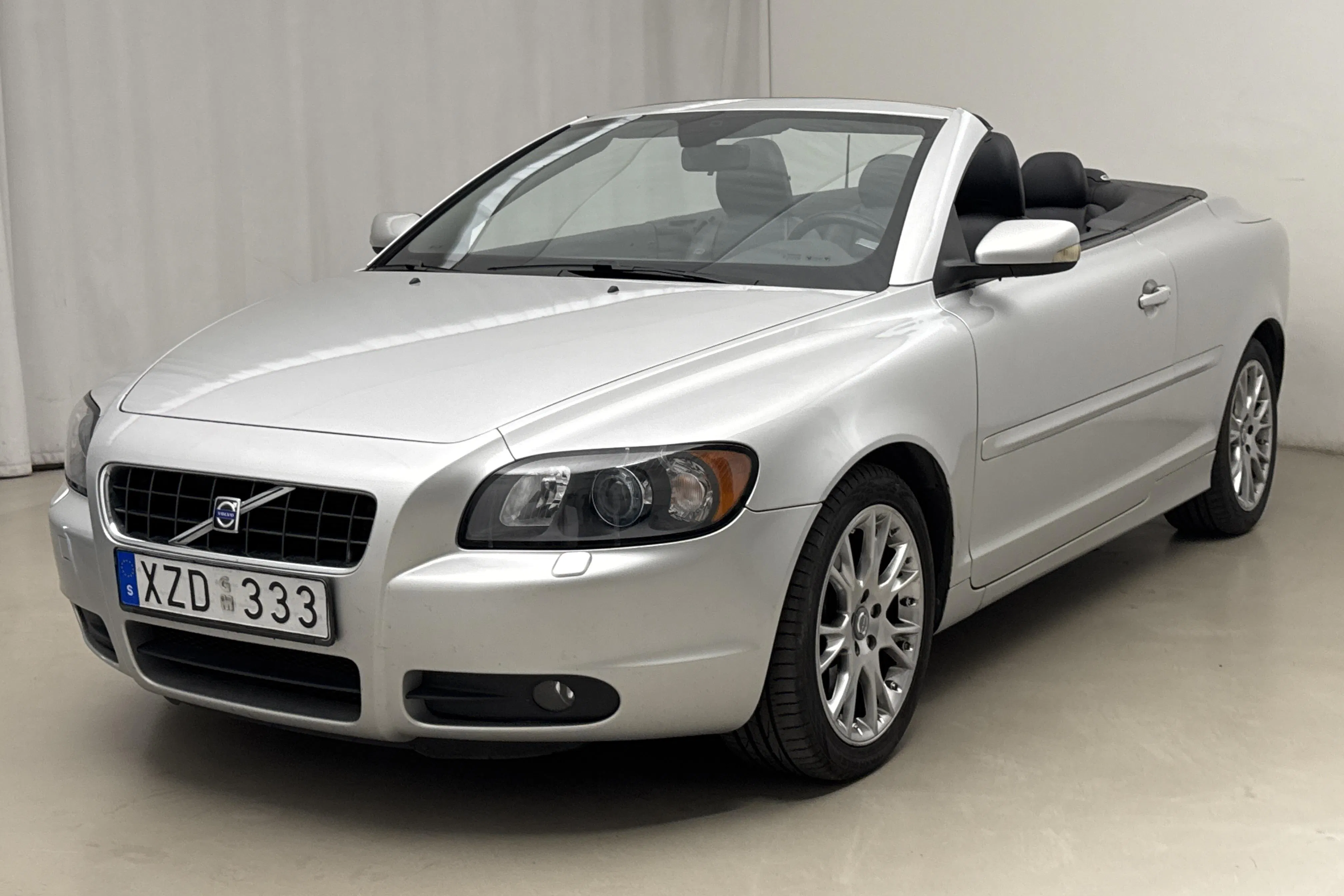 Presentation photo 1 of 18: Volvo C70 2.4 Cabriolet (140hk) - 189 110 km - Automatic - light grey - 2007