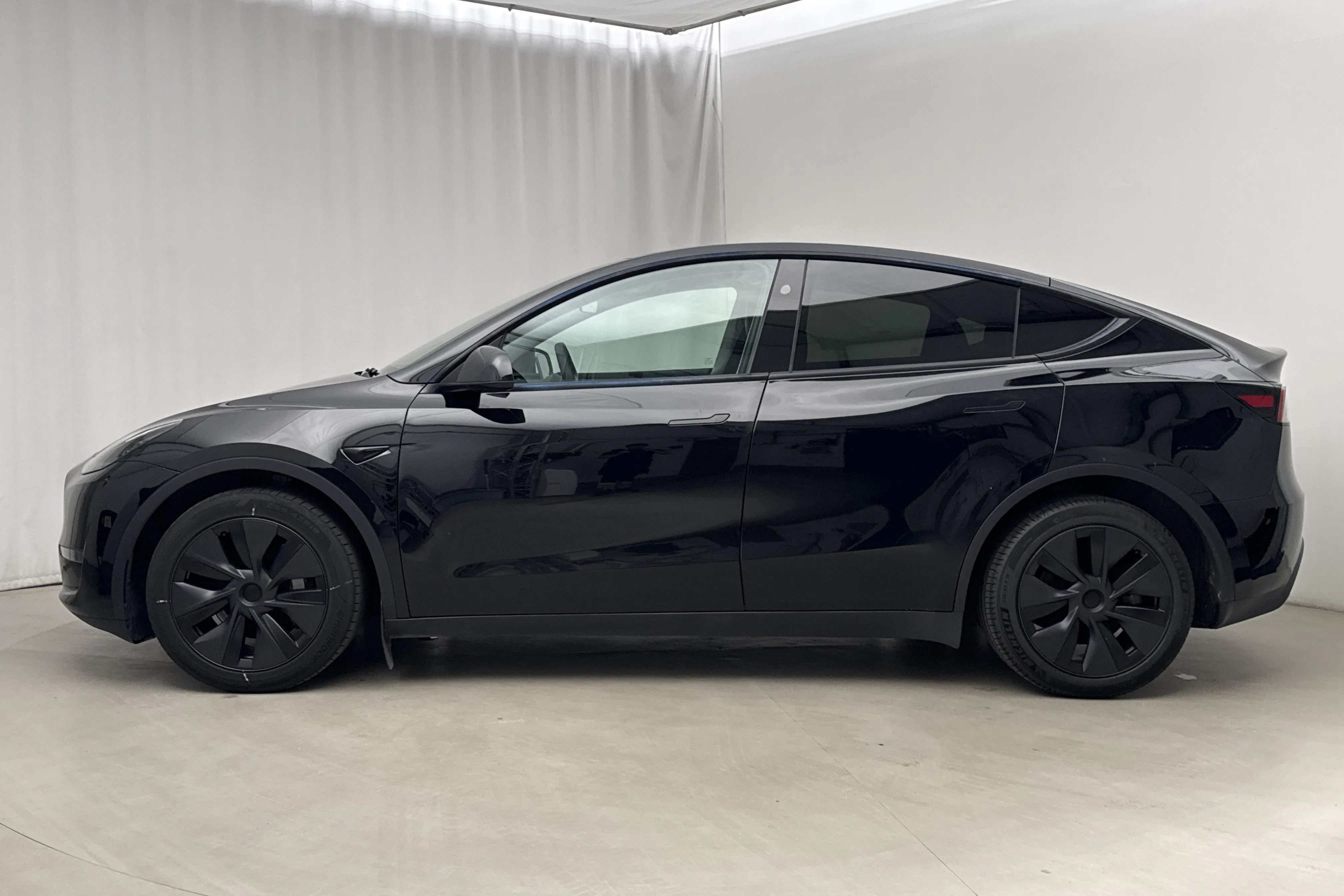 Presentationsfoto 2 av 19: Tesla Model Y Long Range Dual Motor AWD - 13 020 mil - Automat - svart - 2024