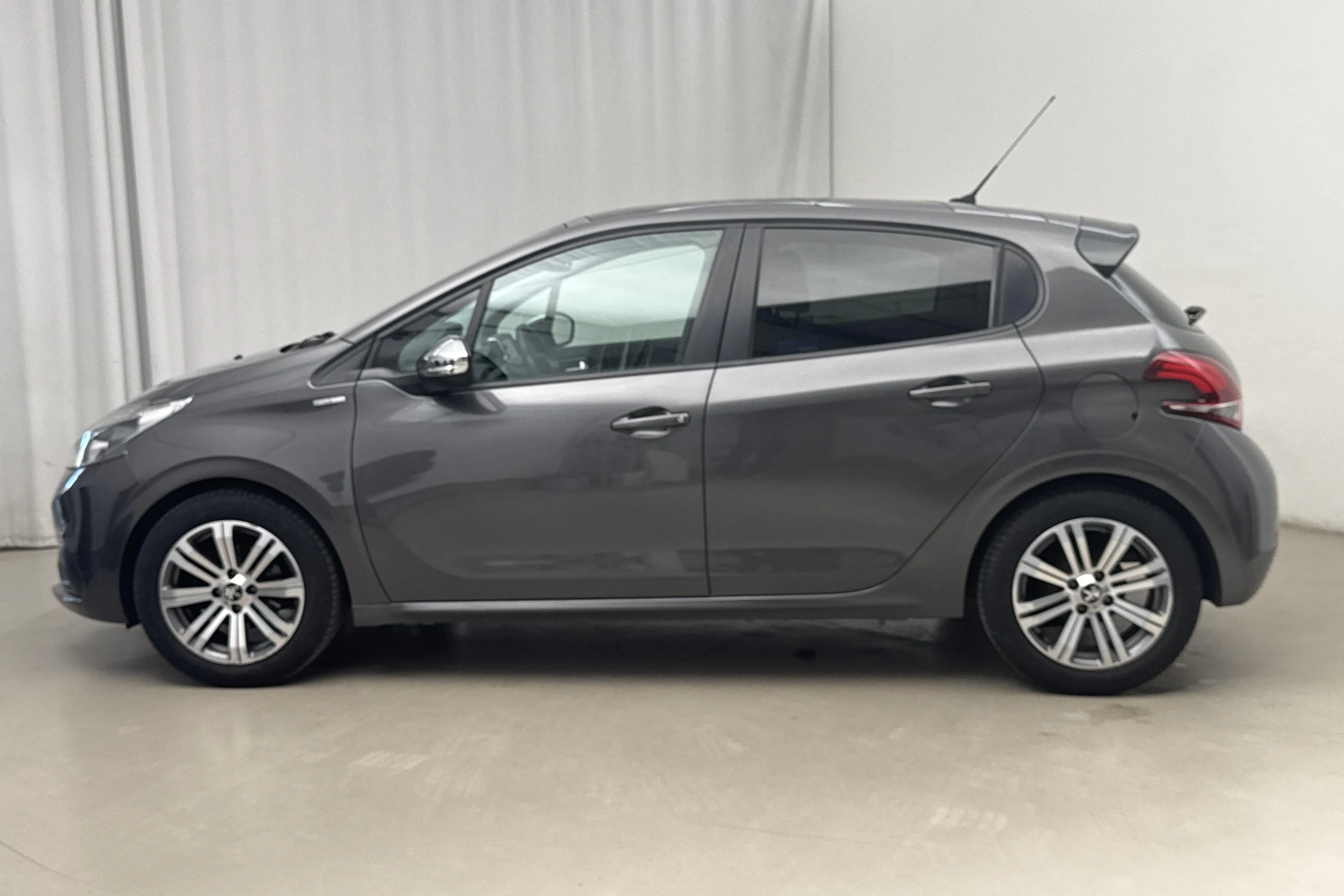 Presentation photo 2 of 16: Peugeot 208 PureTech 5dr (82hk) - 44 410 km - Manual - dark grey - 2018