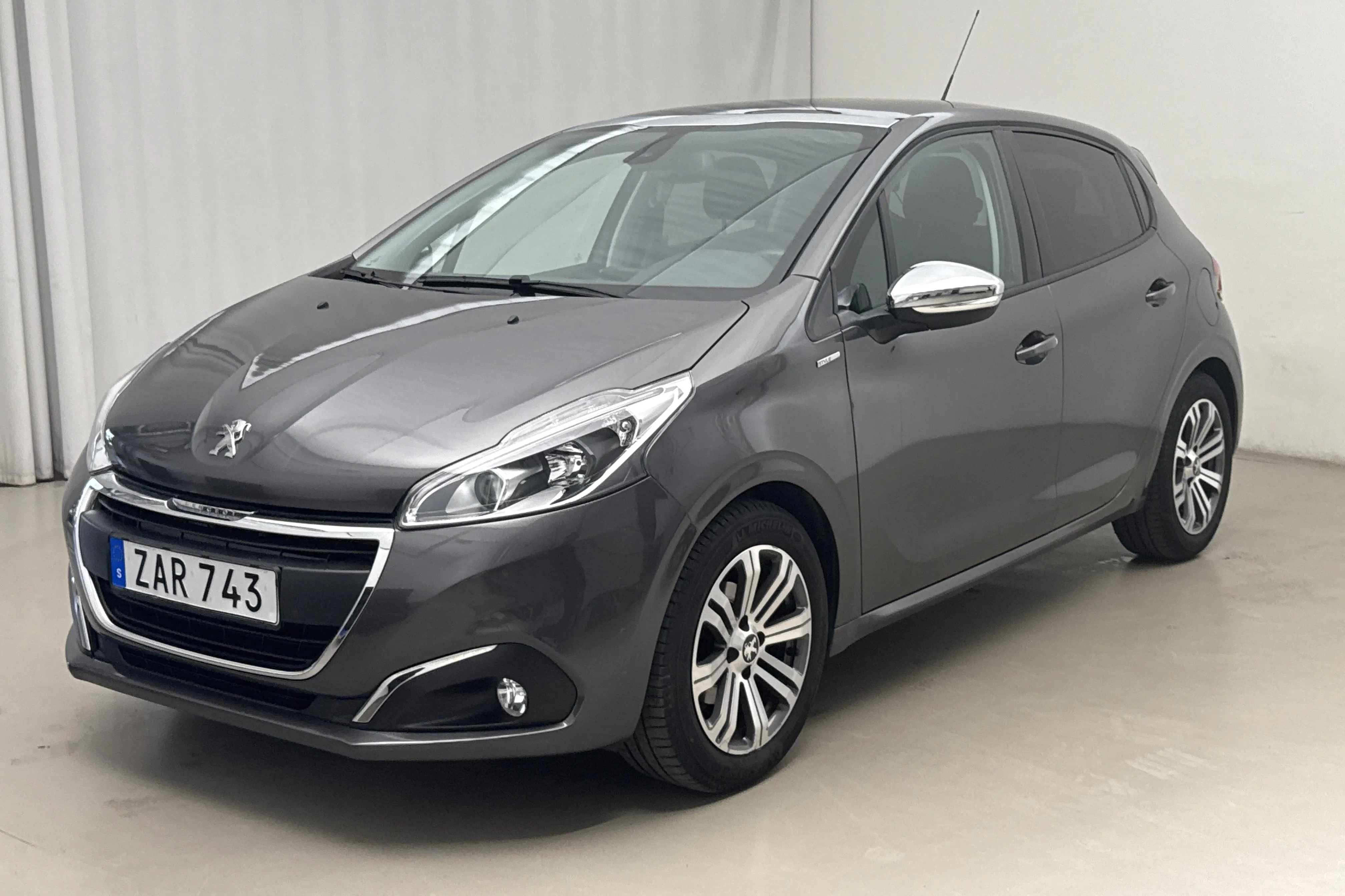 Presentation photo 1 of 16: Peugeot 208 PureTech 5dr (82hk) - 44 410 km - Manual - dark grey - 2018