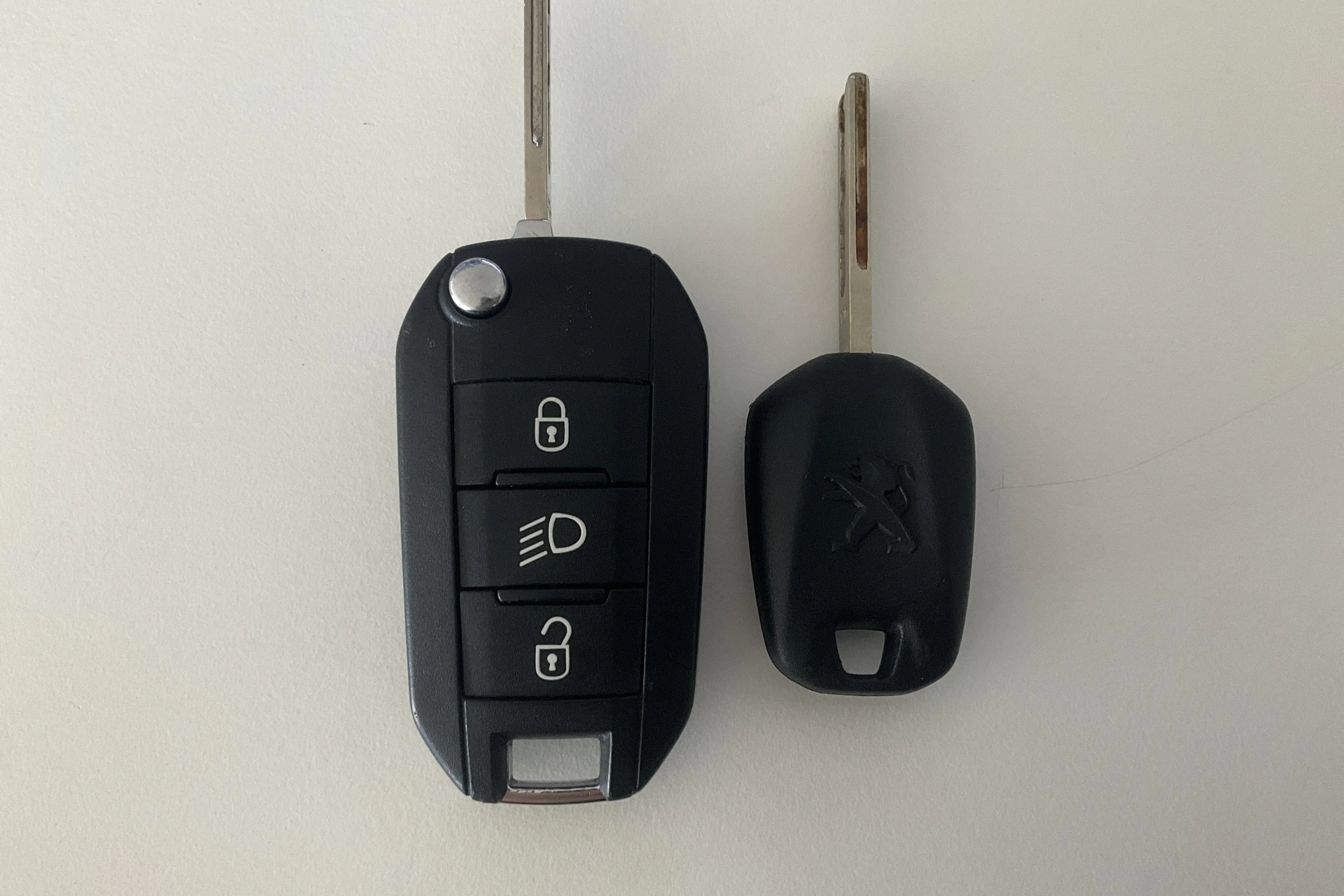 Presentation photo 16 of 16: Peugeot 208 PureTech 5dr (82hk) - 44 410 km - Manual - dark grey - 2018