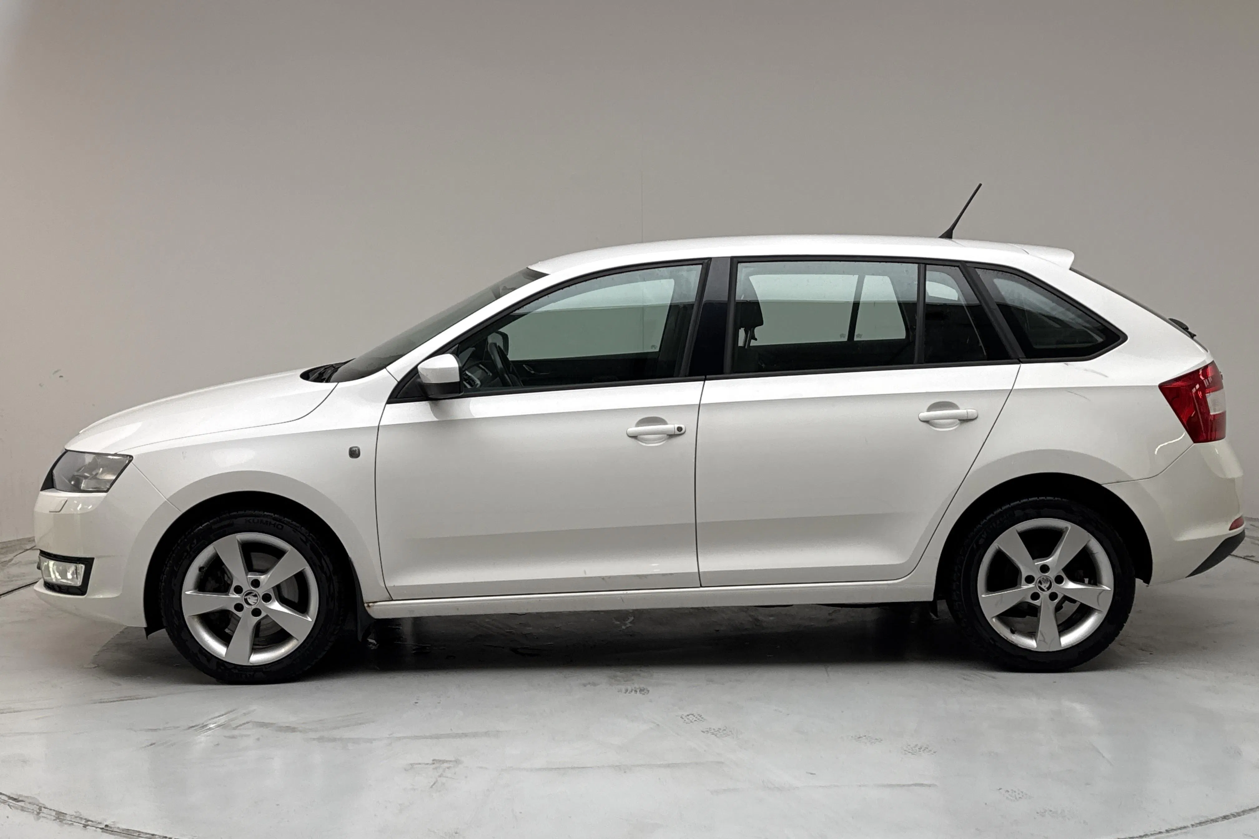 Presentation photo 2 of 11: Skoda Rapid 1.2 TSI Kombi (105hk) - 135 570 km - Manual - white - 2014