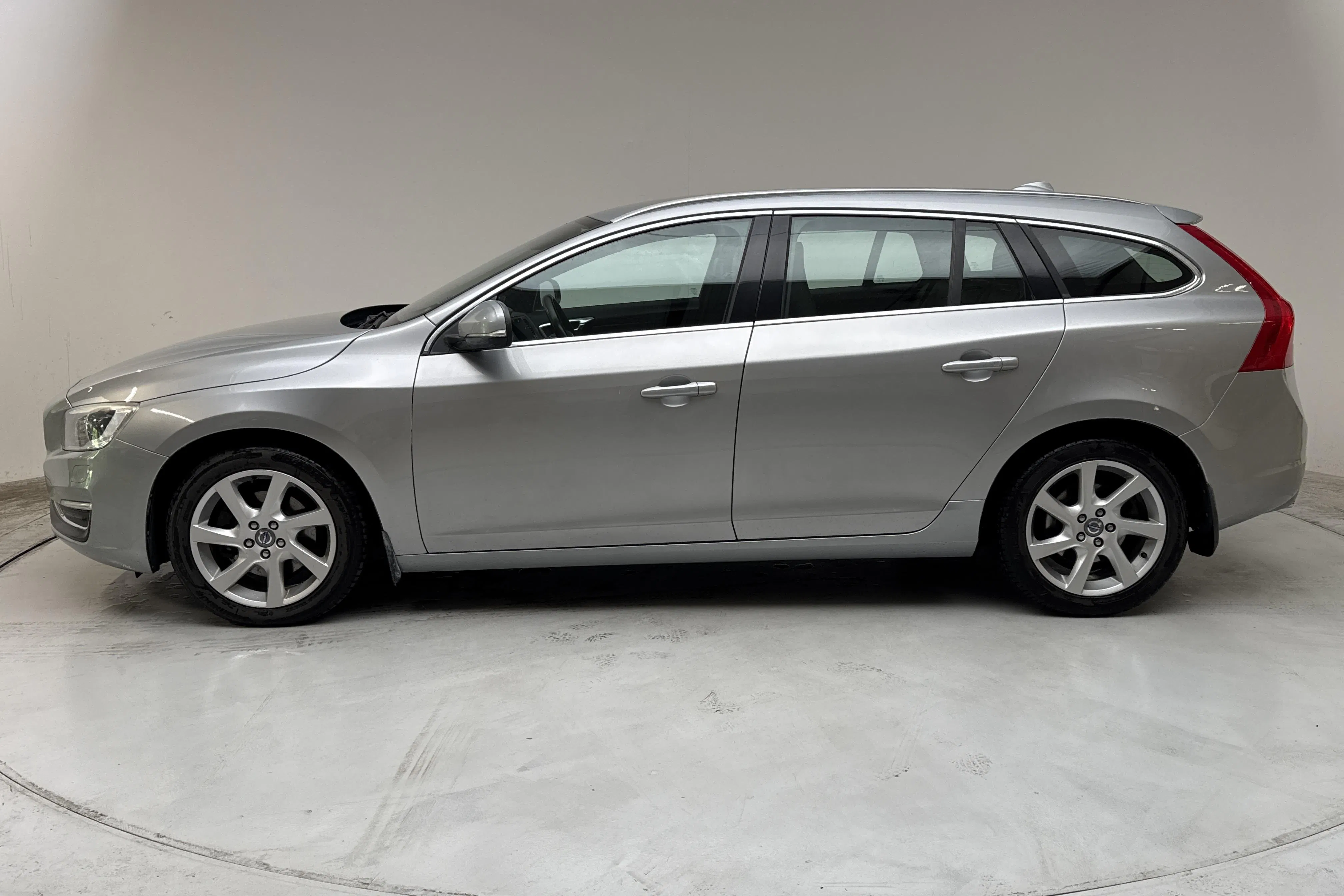 Presentationsfoto 2 av 14: Volvo V60 D4 (181hk) - 27 718 mil - Automat - silver - 2014