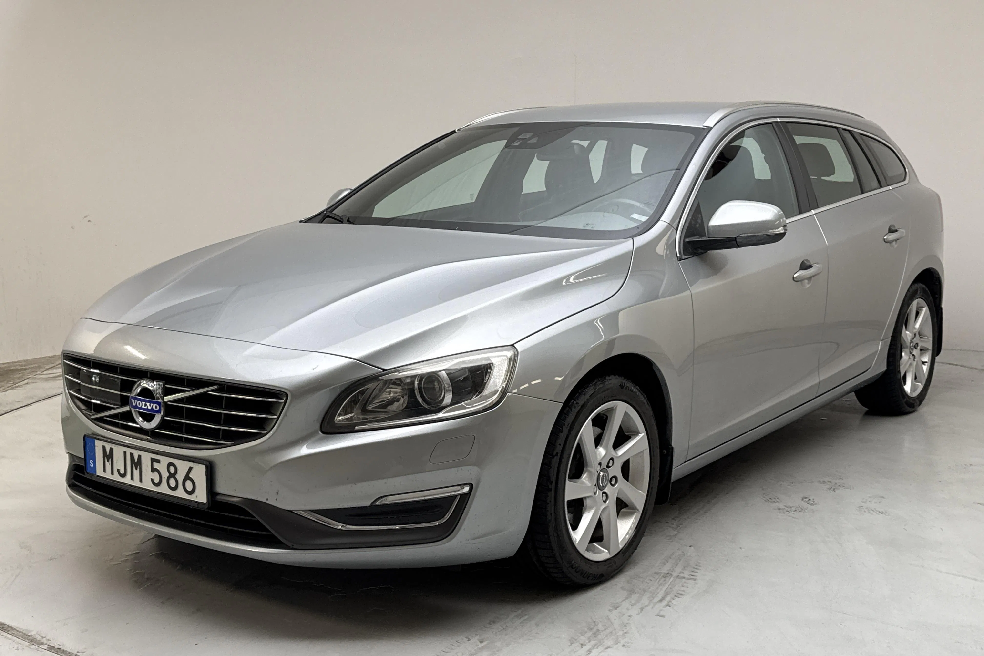Presentationsfoto 1 av 14: Volvo V60 D4 (181hk) - 27 718 mil - Automat - silver - 2014