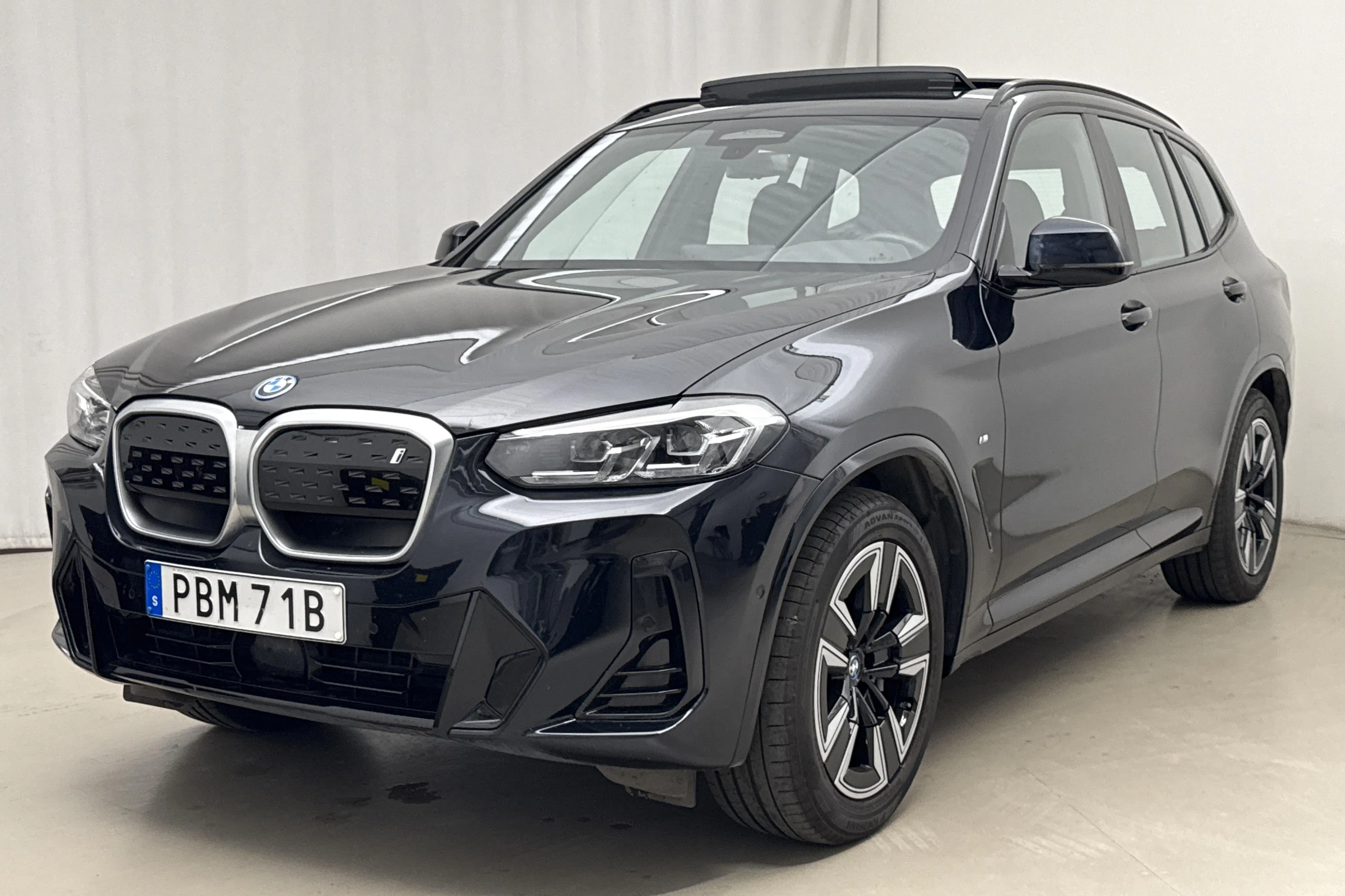 Presentation photo 1 of 23: BMW iX3 LCI, G08 (286hk) - 26 630 km - Automatic - black - 2023