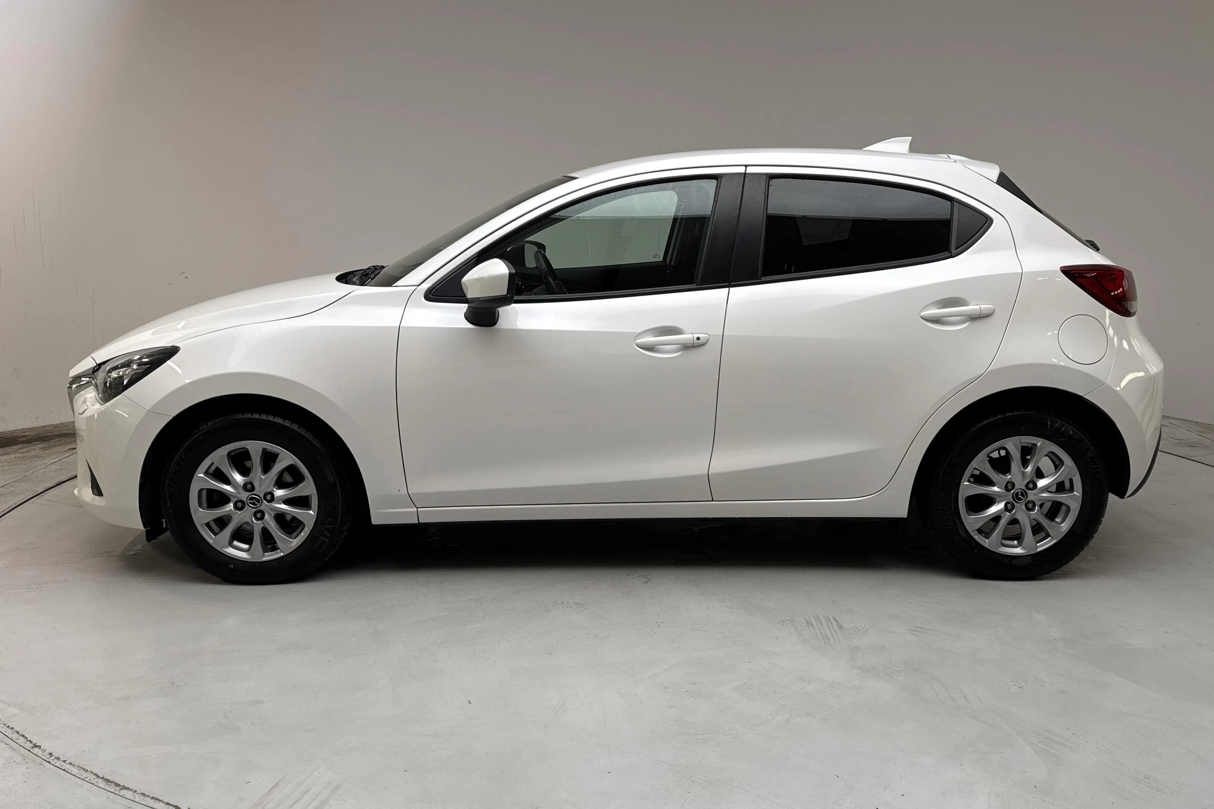 Presentationsfoto 2 av 14: Mazda 2 1.5 5dr (90hk) - 3 654 mil - Automat - vit - 2019