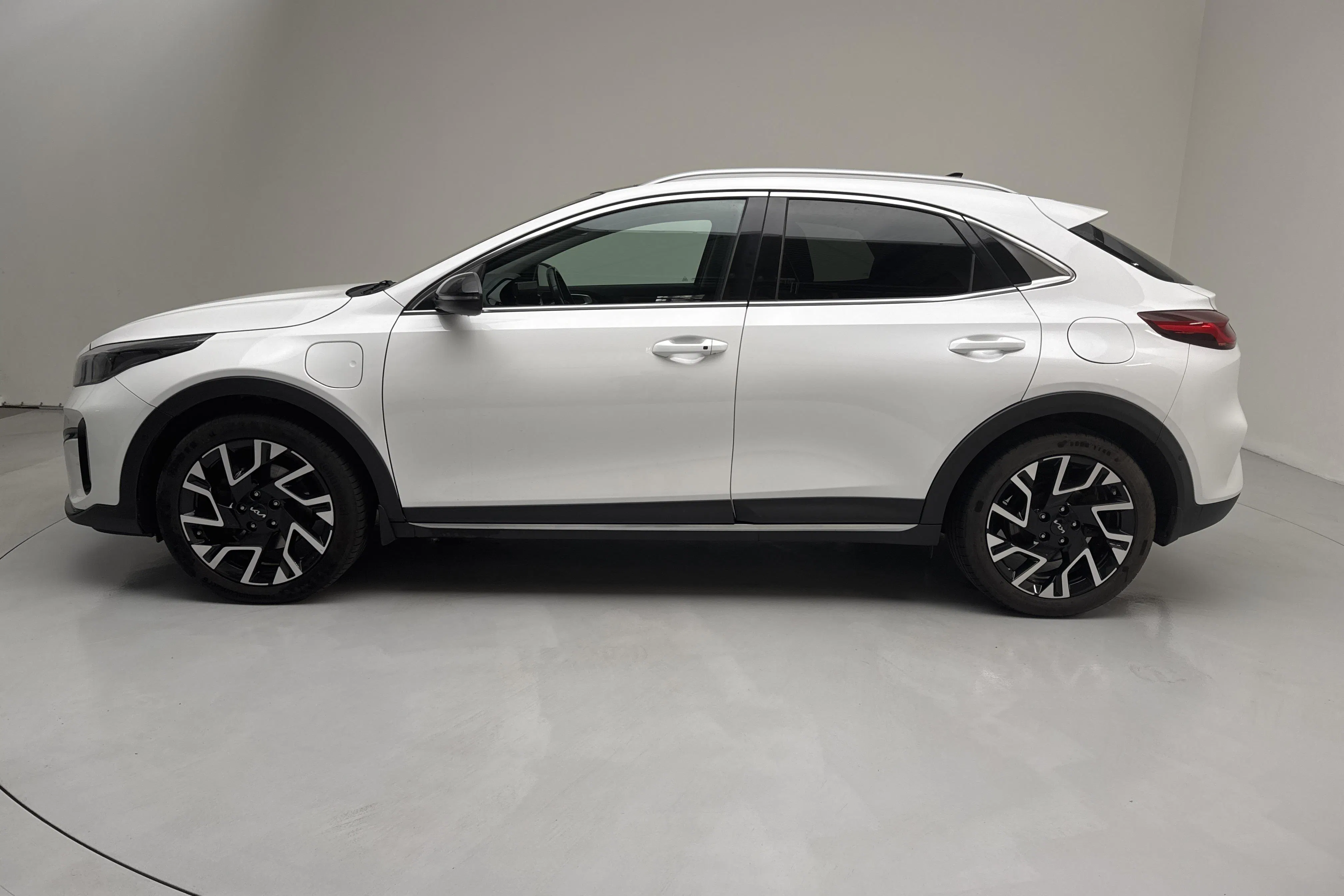 Presentation photo 2 of 18: KIA XCeed 1.6 Plug-in Hybrid 5dr (141hk) - 92 080 km - Automatic - white - 2023