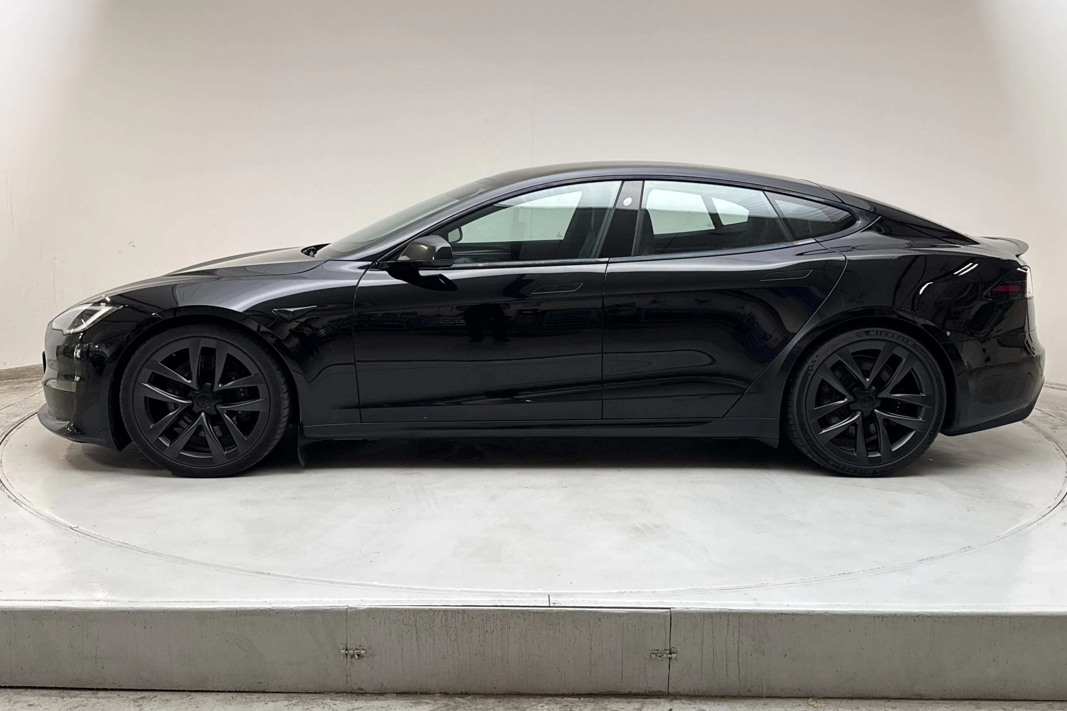 Presentationsfoto 2 av 21: Tesla Model S Plaid AWD - 16 645 mil - Automat - svart - 2023