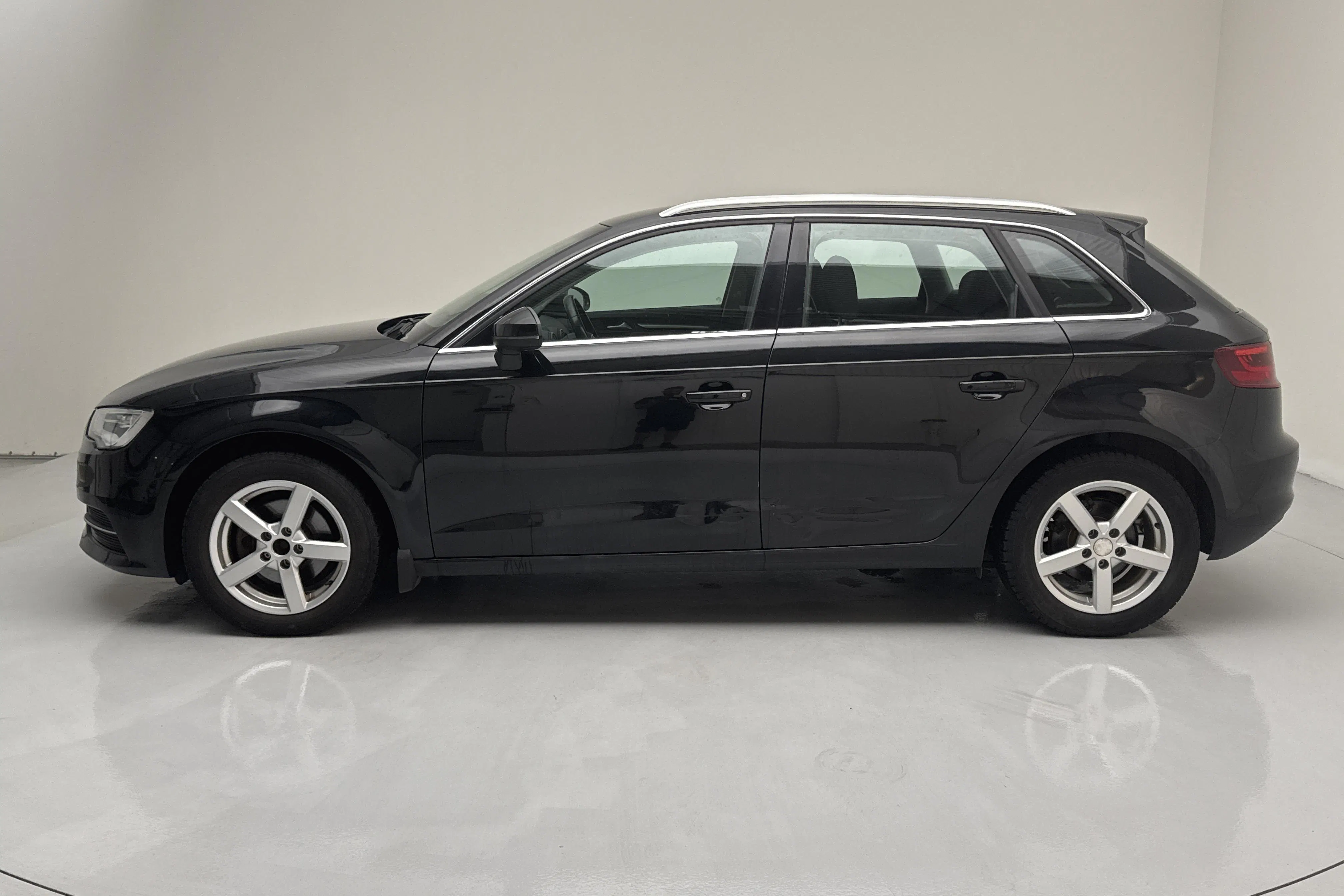 Presentation photo 2 of 11: Audi A3 1.2 TFSI Sportback (110hk) - 173 190 km - Manual - black - 2015