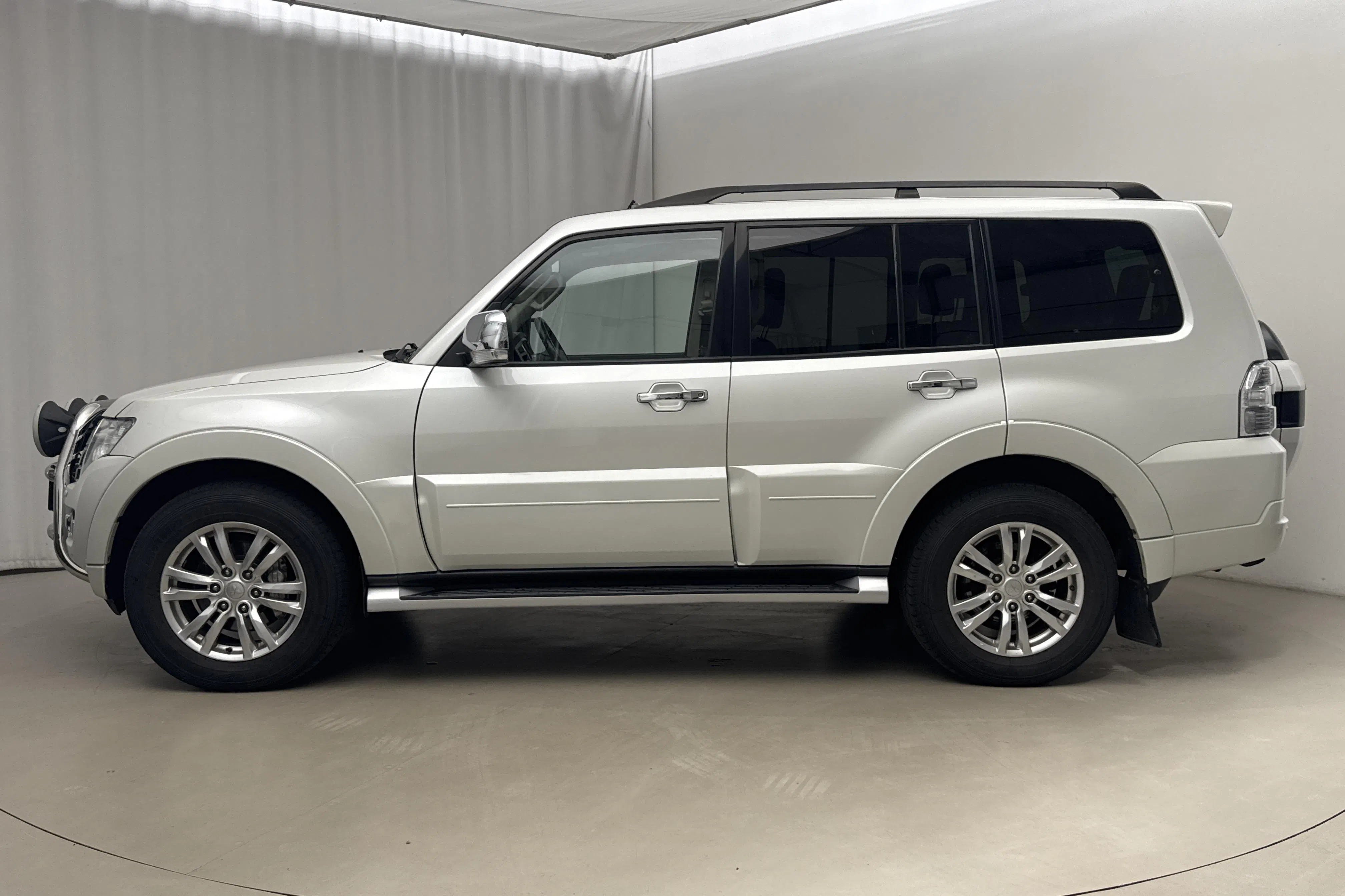 Presentation photo 2 of 21: Mitsubishi Pajero Wagon 3.2 DI-D (200hk) - 141 640 km - Automatic - white - 2017