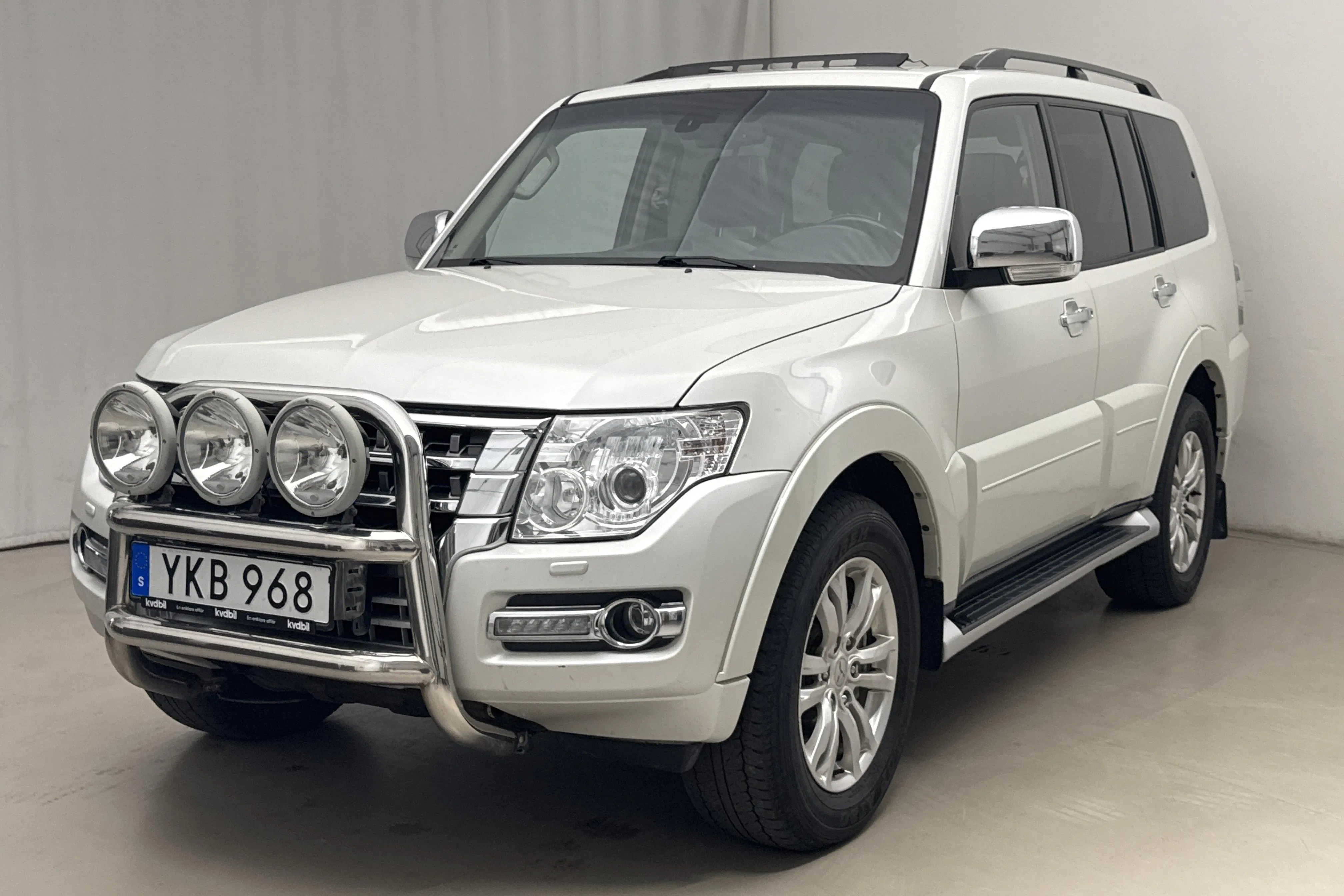 Presentation photo 1 of 21: Mitsubishi Pajero Wagon 3.2 DI-D (200hk) - 141 640 km - Automatic - white - 2017