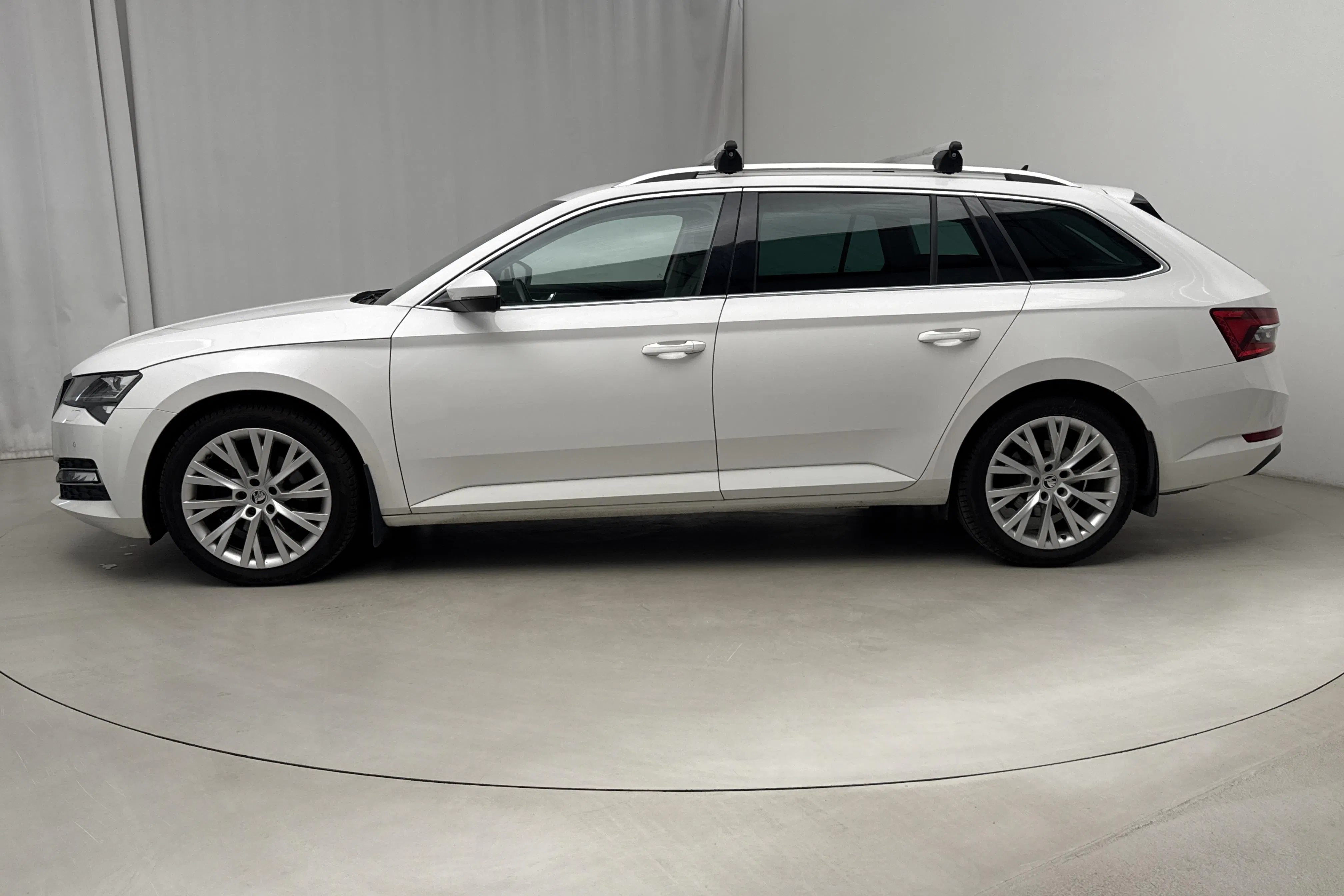 Presentationsfoto 2 av 17: Skoda Superb 2.0 TDI 4x4 Kombi (190hk) - 16 438 mil - Automat - vit - 2020