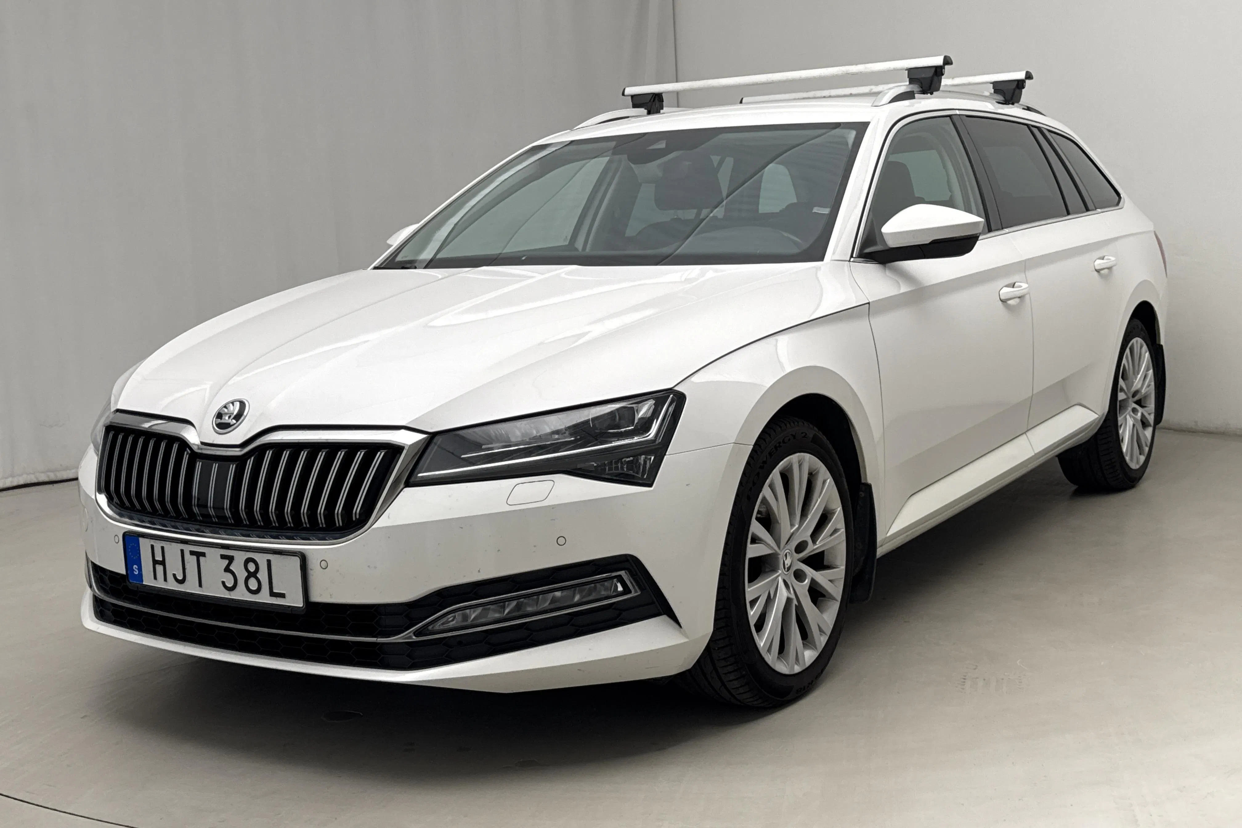 Presentationsfoto 1 av 17: Skoda Superb 2.0 TDI 4x4 Kombi (190hk) - 16 438 mil - Automat - vit - 2020