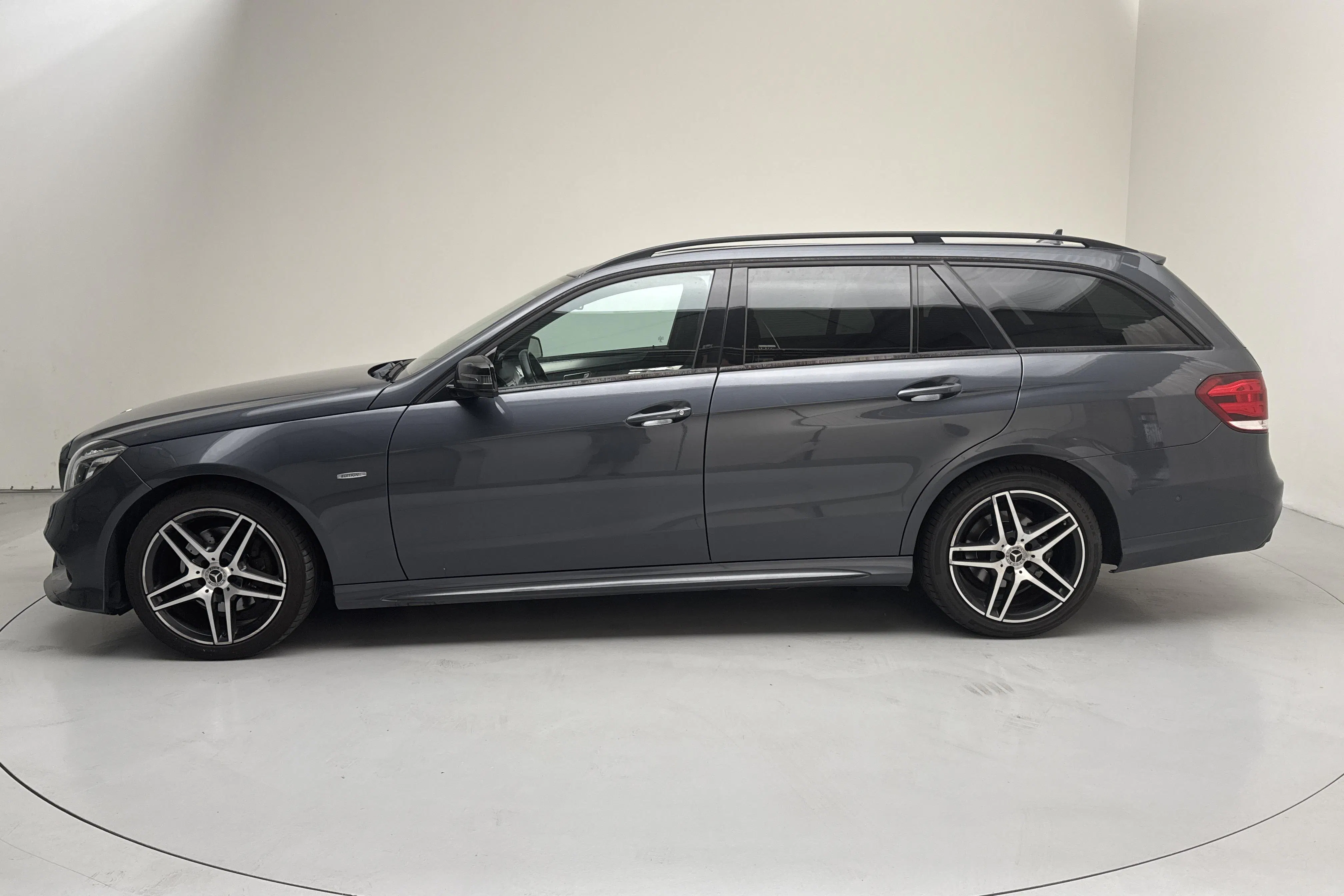 Presentationsfoto 2 av 16: Mercedes E 220 BlueTEC Kombi 4MATIC S212 (170hk) - 19 157 mil - Automat - grå - 2016