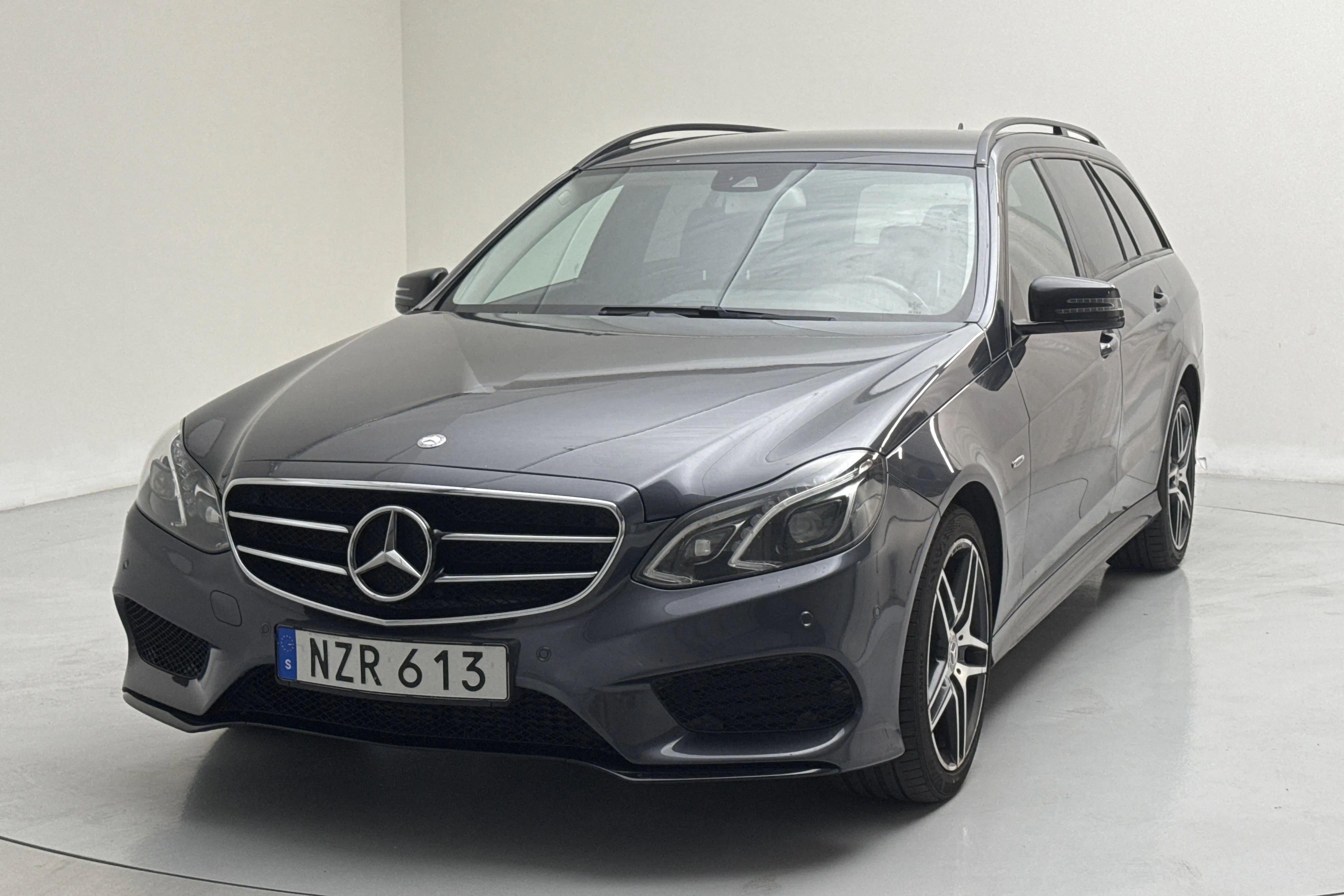 Presentationsfoto 1 av 16: Mercedes E 220 BlueTEC Kombi 4MATIC S212 (170hk) - 19 157 mil - Automat - grå - 2016