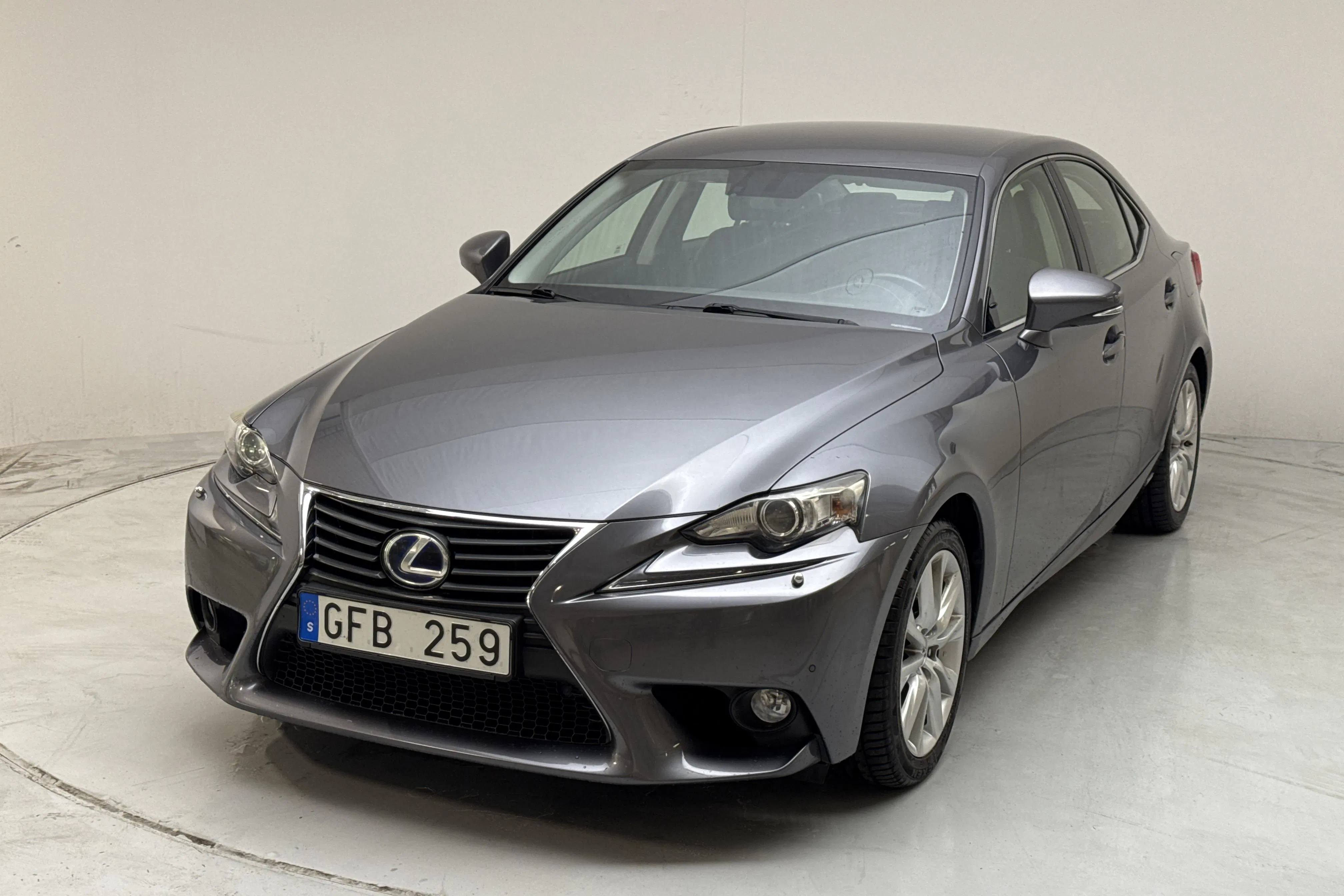 Presentation photo 1 of 12: Lexus IS 300h (181hk) - 129 900 km - Automatic - gray - 2014
