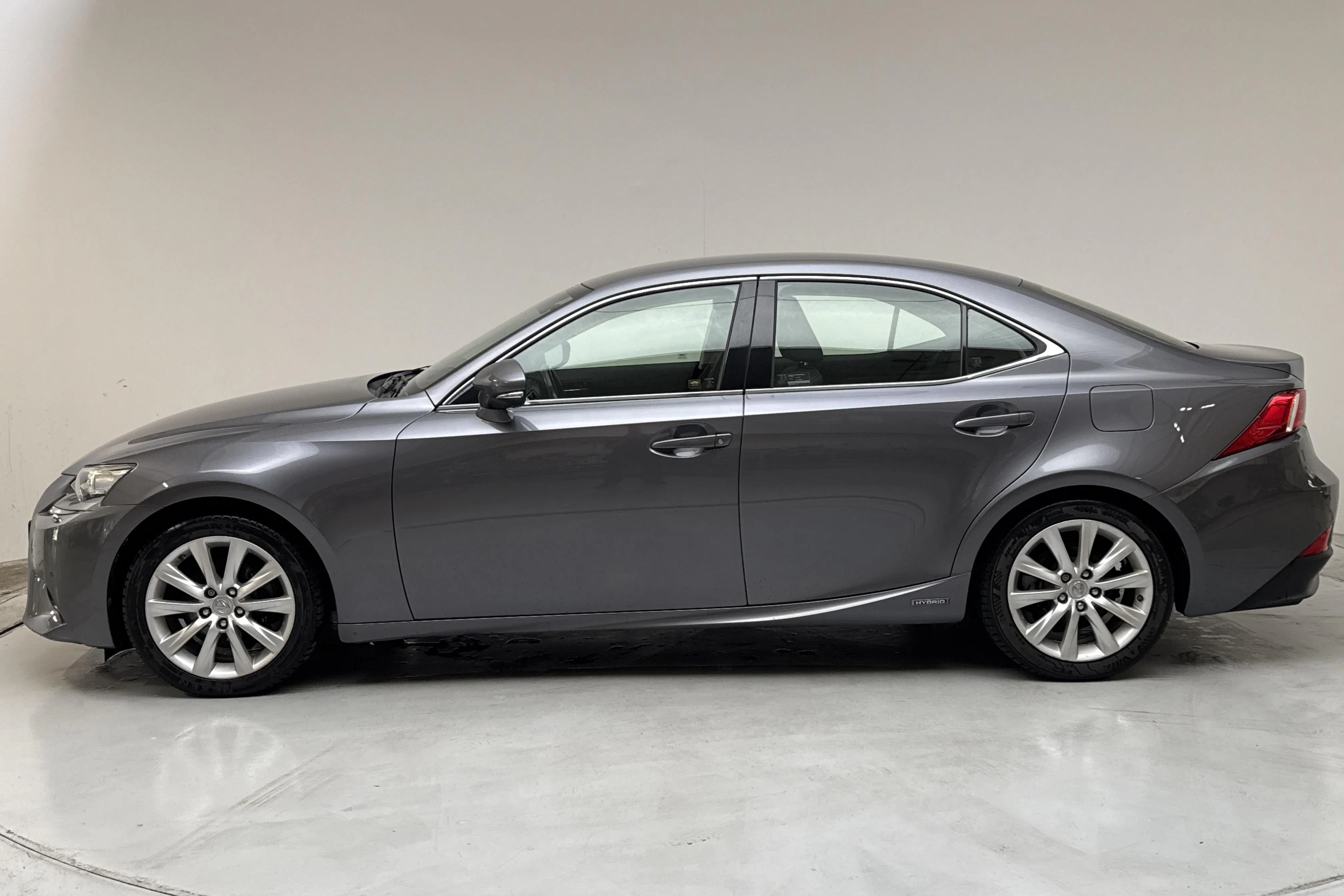 Presentation photo 2 of 12: Lexus IS 300h (181hk) - 129 900 km - Automatic - gray - 2014