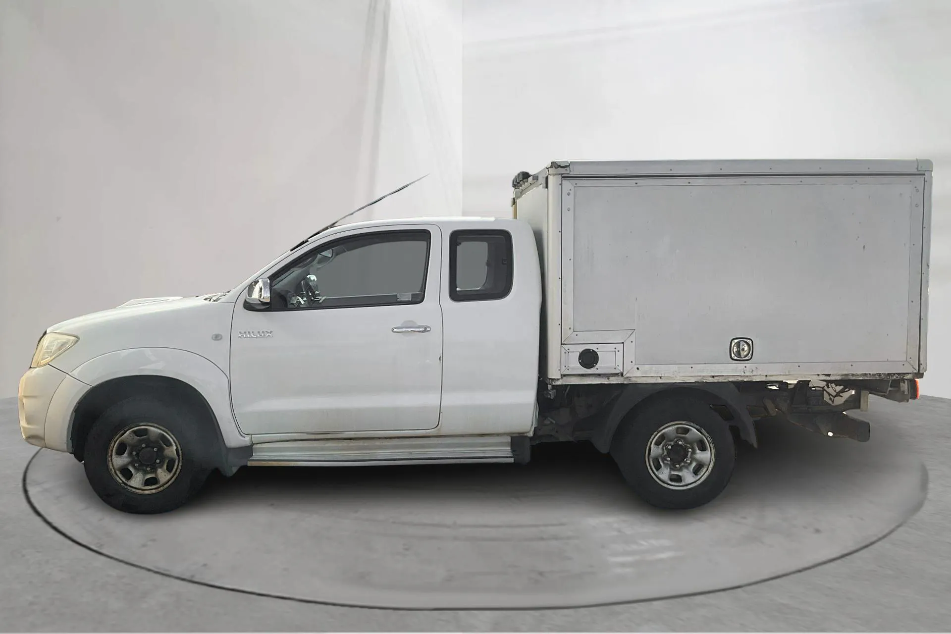 Presentationsfoto 2 av 15: Toyota Hilux 2.5 D-4D 4WD (144hk) - 28 597 mil - Manuell - vit - 2011