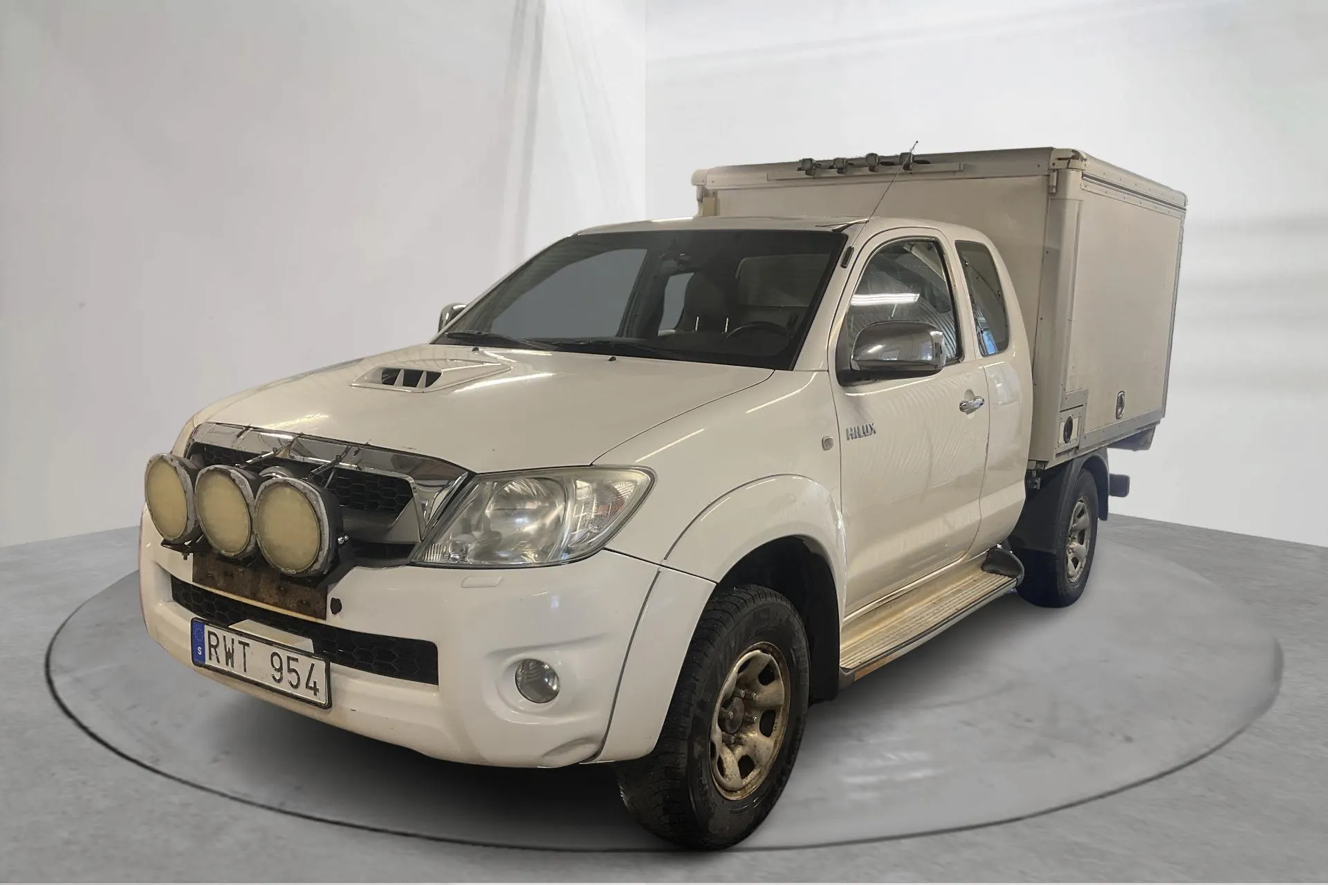 Presentationsfoto 1 av 15: Toyota Hilux 2.5 D-4D 4WD (144hk) - 28 597 mil - Manuell - vit - 2011